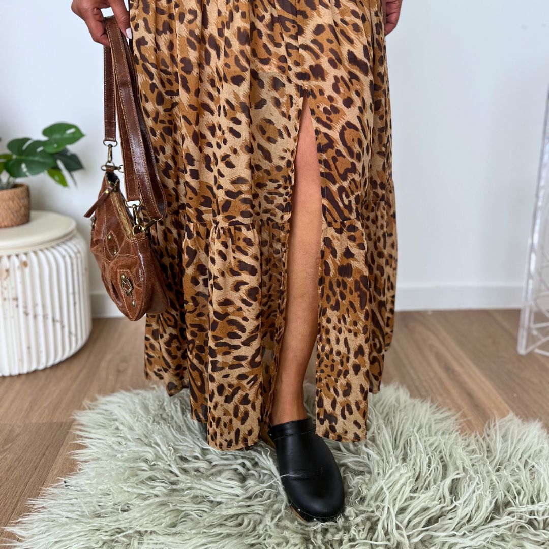 Robe longue sans-manches ALIAH au motif léopard et dotée d'un joli col V