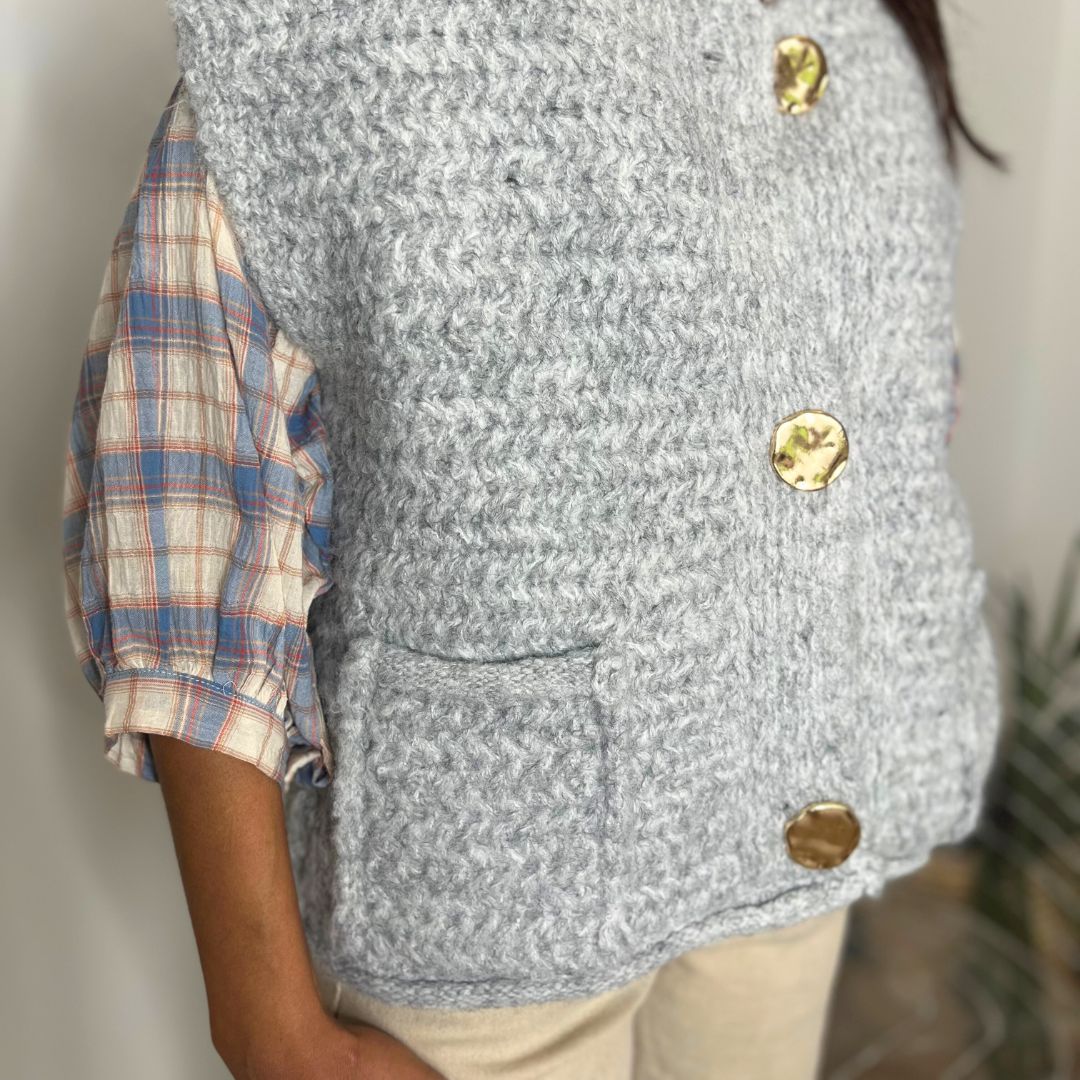 Gilet sans-manches LUCILE gris doté de boutons dorés à la forme irrégulière
