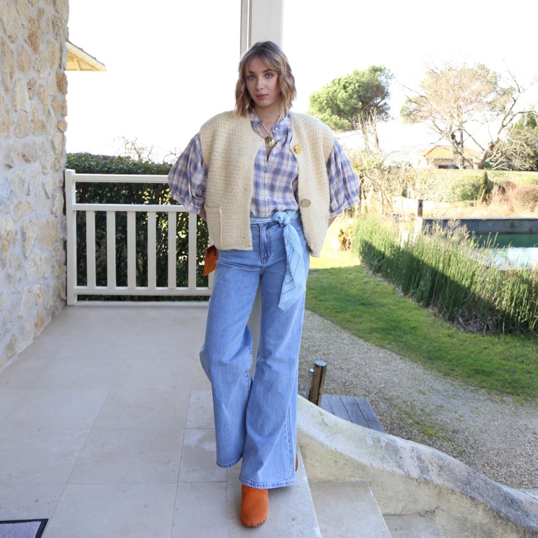 Gilet sans-manches LUCILE jaune doté de boutons dorés à la forme irrégulière