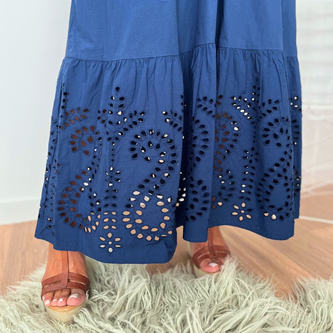 Robe longue à la taille marquée AMÉLIE bleu marine sublimée de broderies anglaises