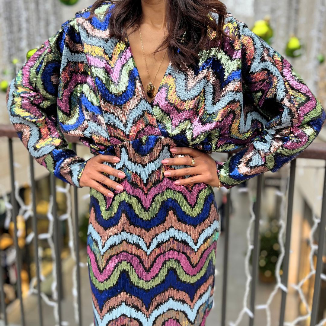 Robe à sequins multicolores LOLY foncée avec décolleté V et longueur au-dessus du genou