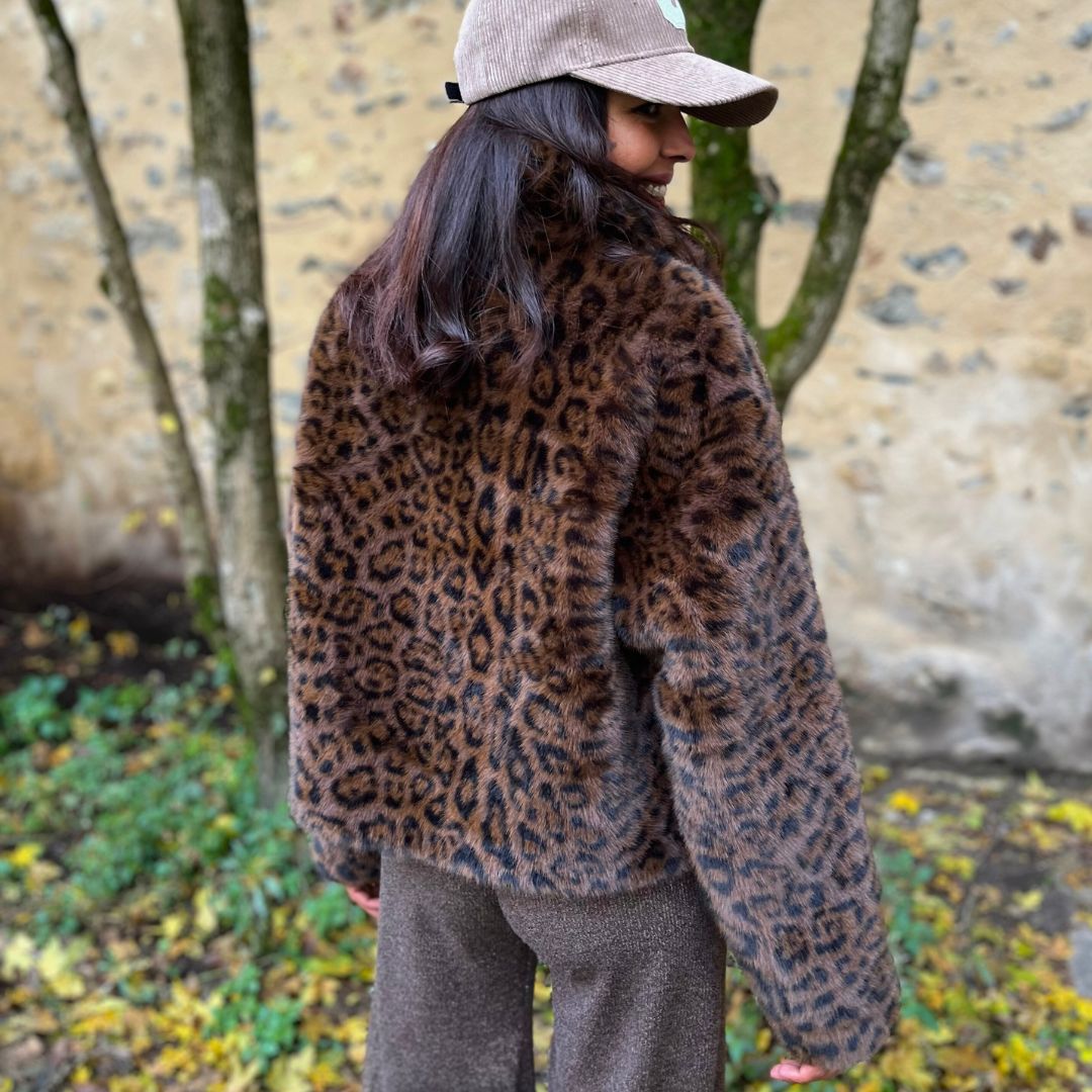 Manteau en fausse fourrure léopard JENNY à la coupe courte