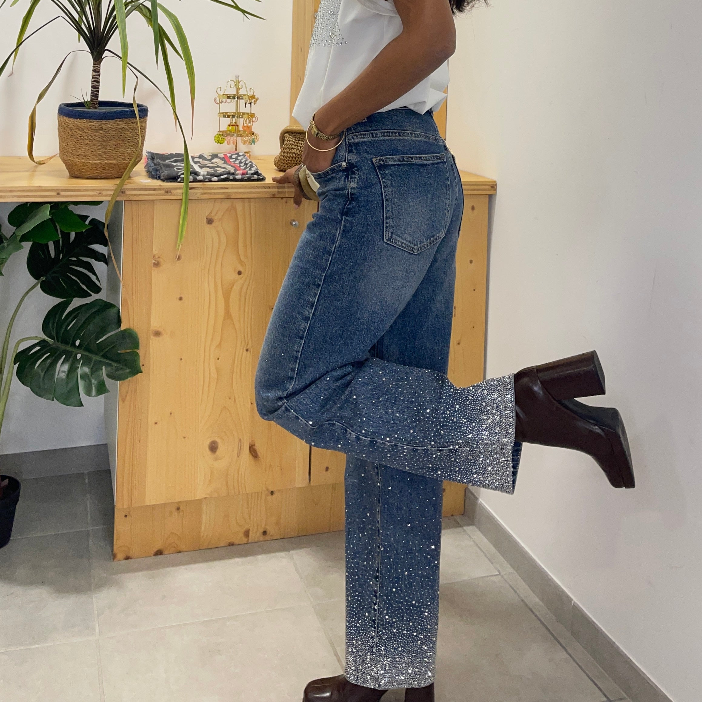 Jean PARFAIT à la coupe droite et aux détails de strass