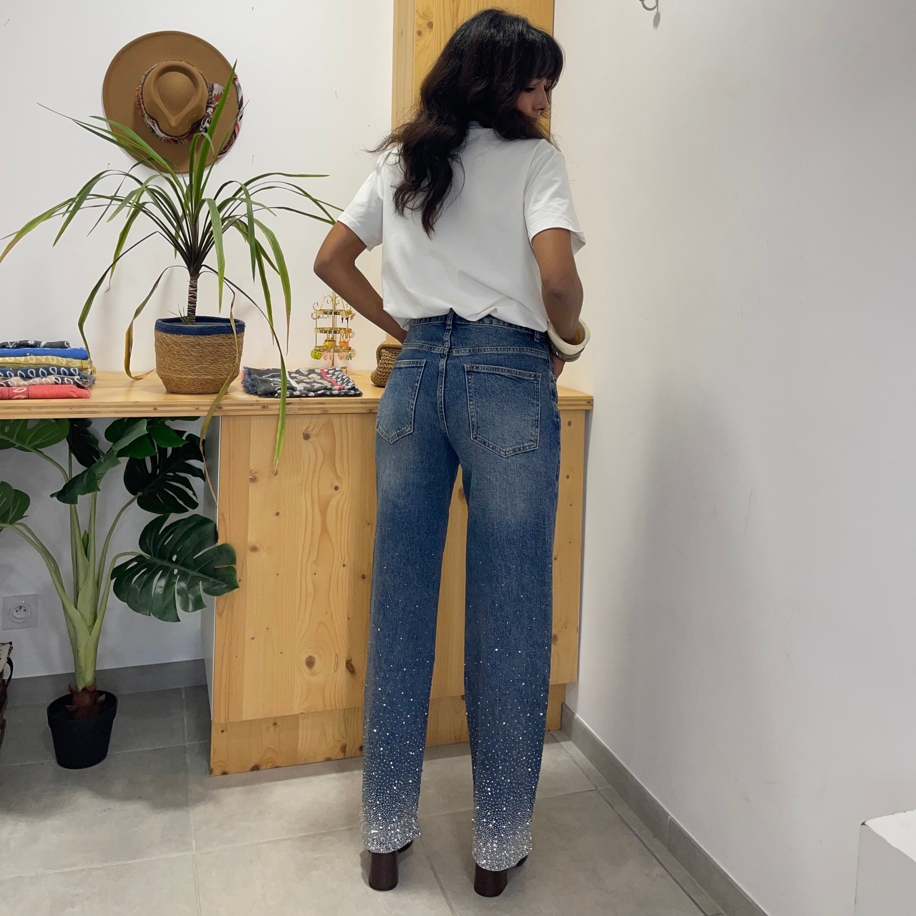 Jean PARFAIT à la coupe droite et aux détails de strass