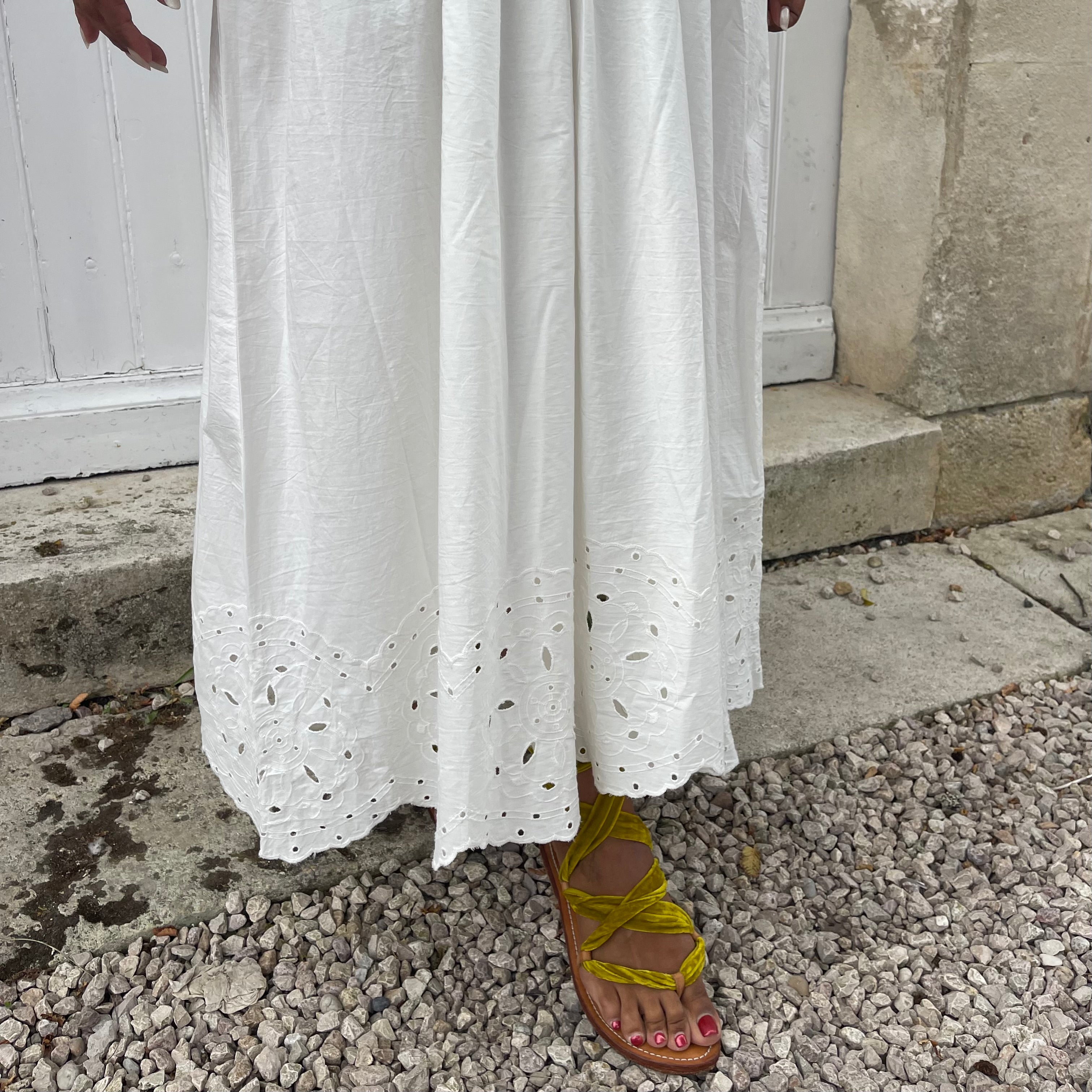 Robe SALMA blanche brodée fluide à fines bretelles en coton