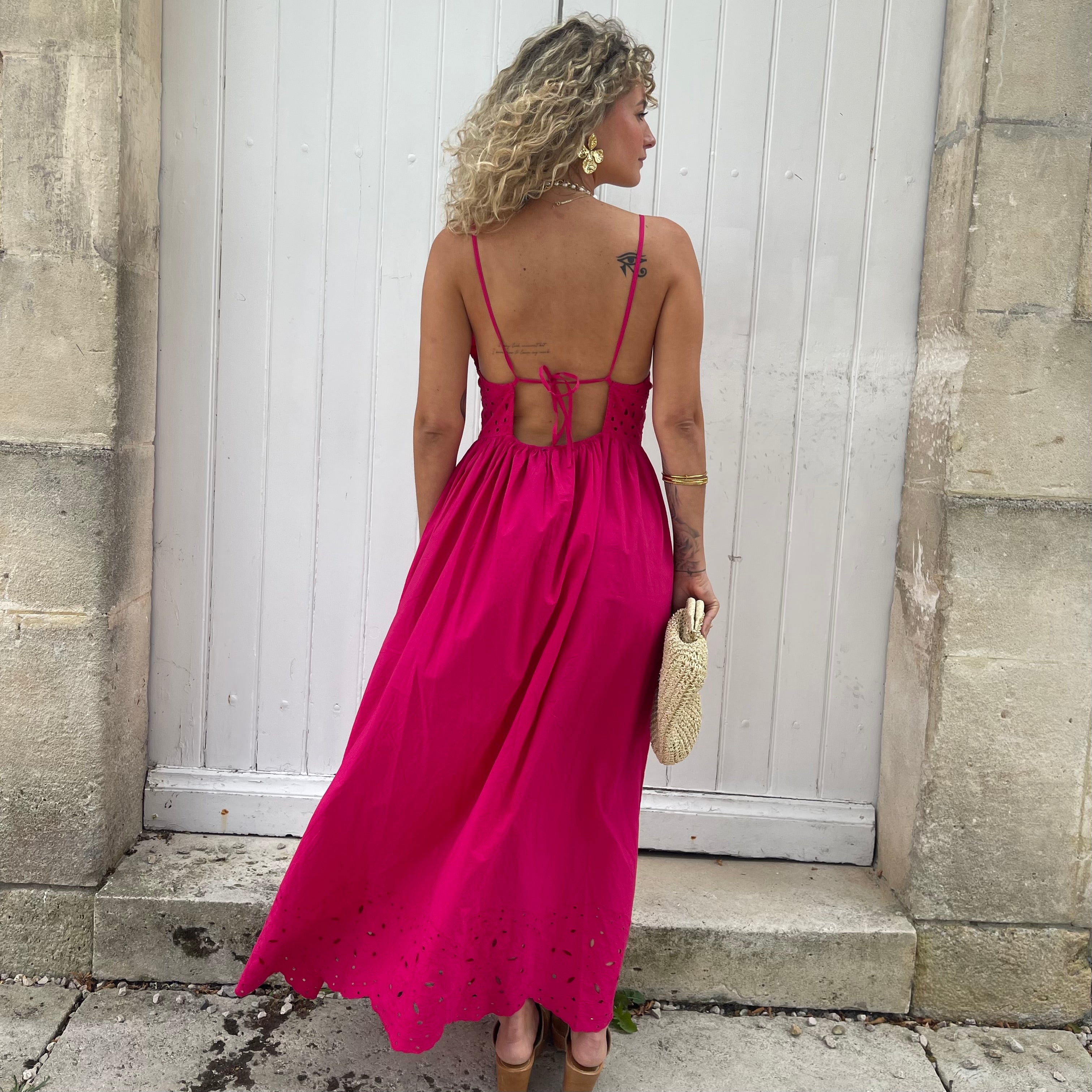 Robe SALMA fuchsia brodée fluide à fines bretelles en coton