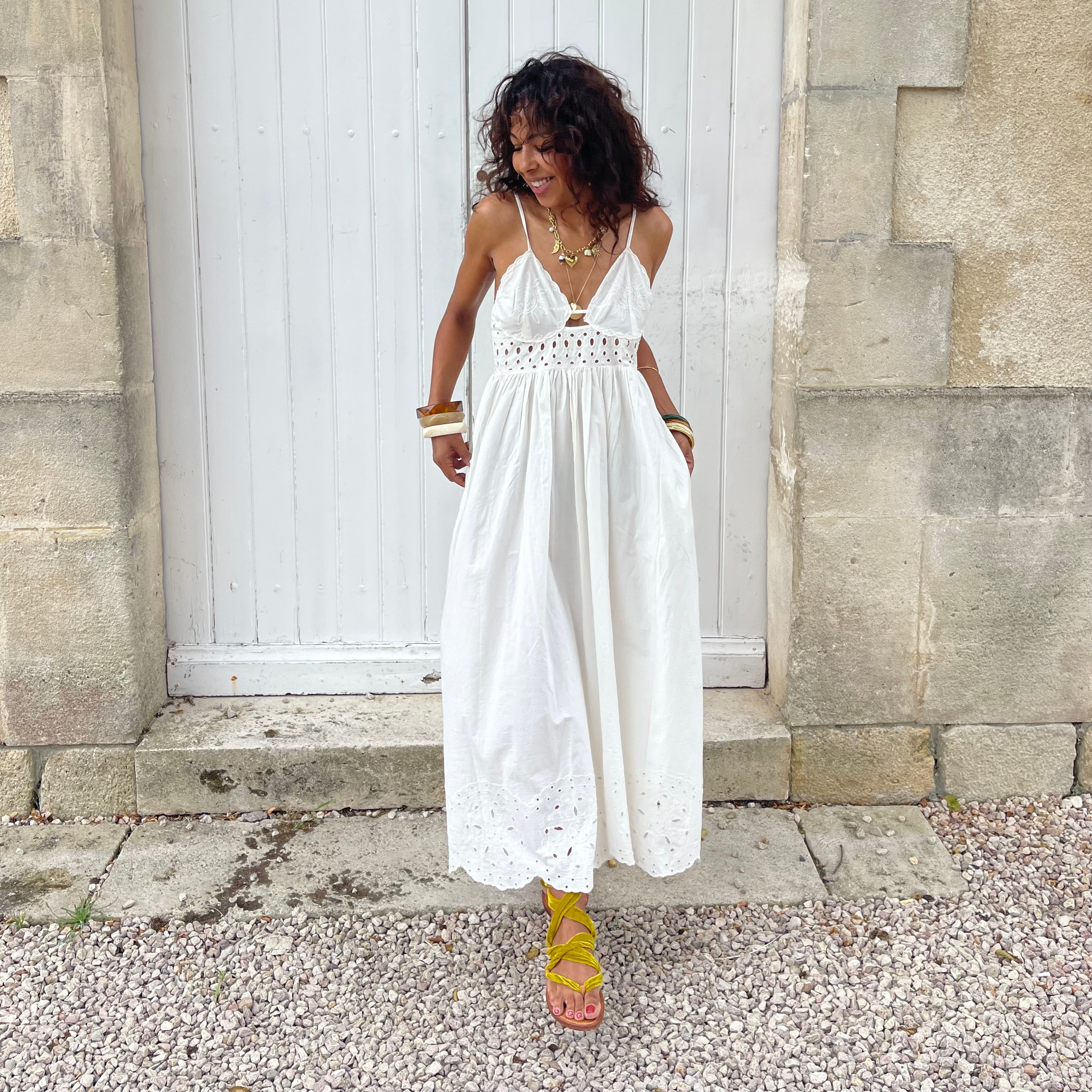 Robe SALMA blanche brodée fluide à fines bretelles en coton
