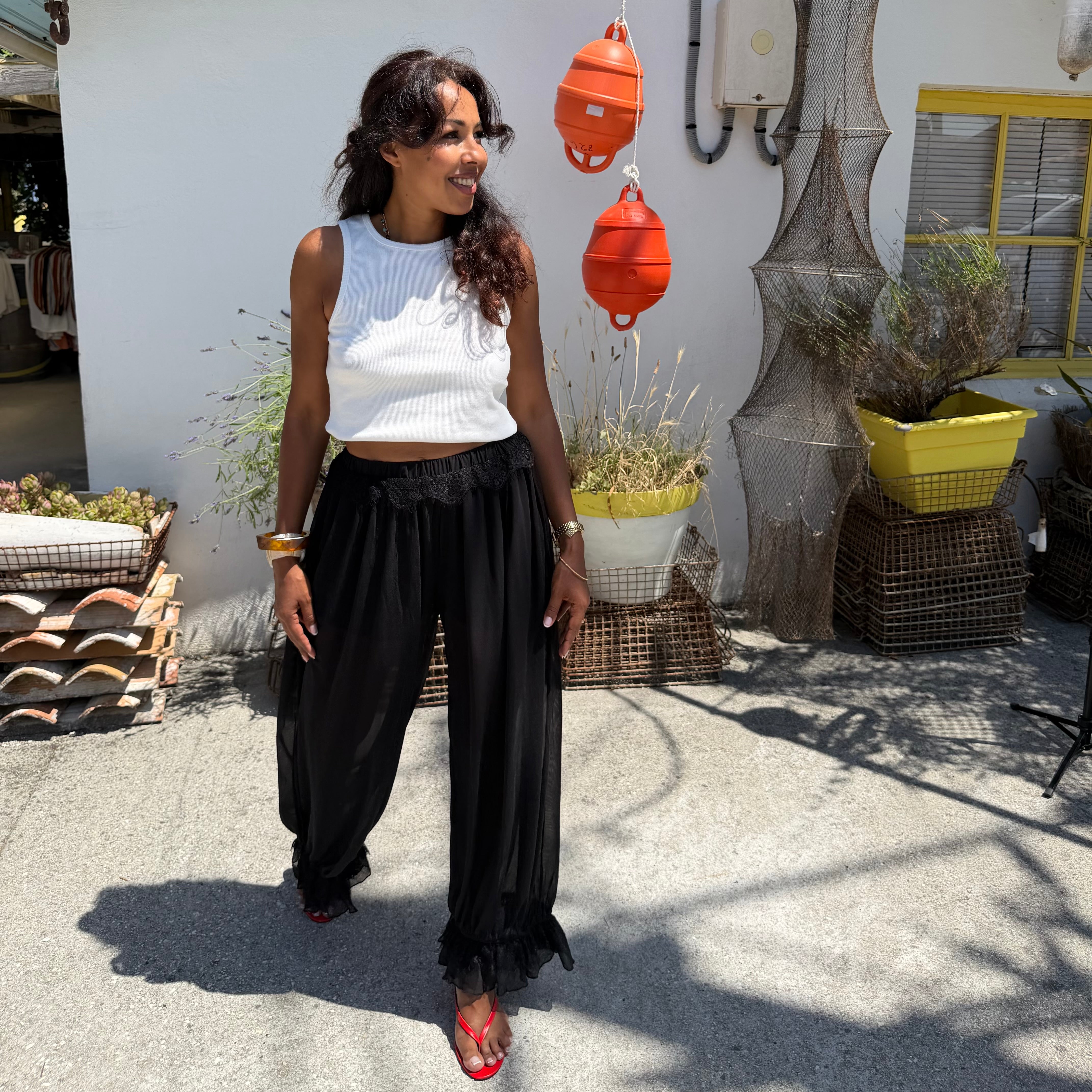 Pantalon VOILE noir forme boule détails dentelle