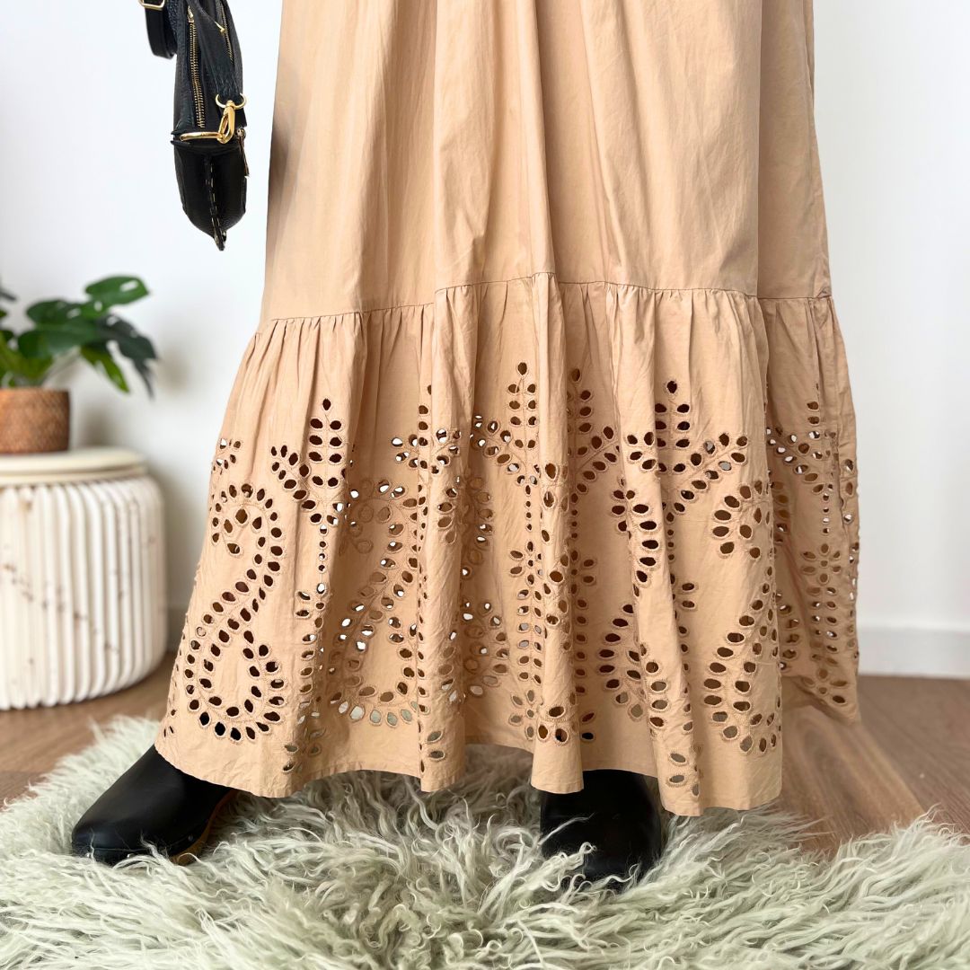 Robe longue à la taille marquée AMÉLIE beige sublimée de broderies anglaises