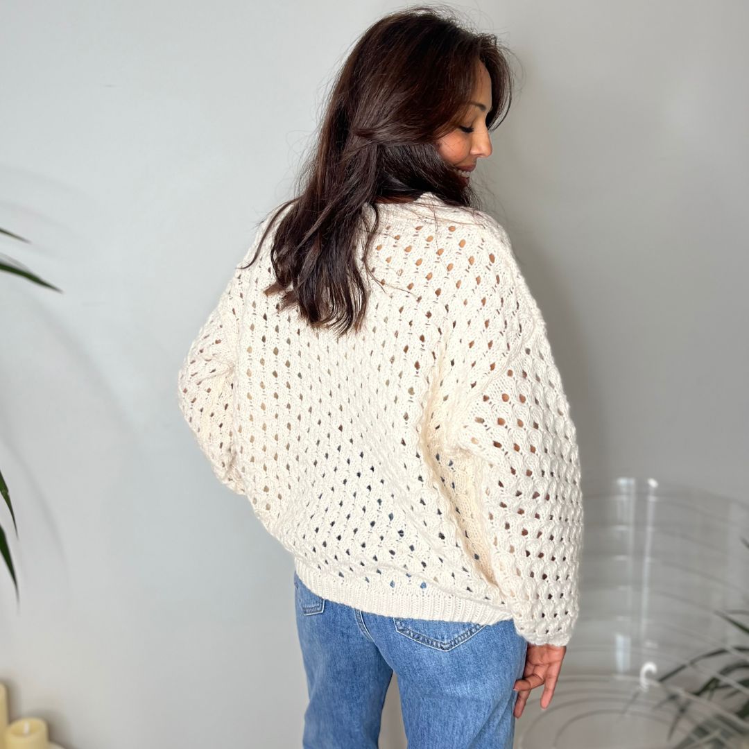 Pull oversize à la maille ajourée BONNIE écru orné de fleurs colorées tricotées en relief