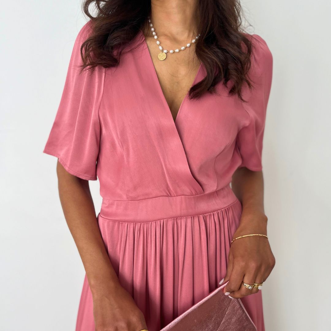 Robe longue au tissu satiné AKITA rose dotée d'un col V effet cache-coeur