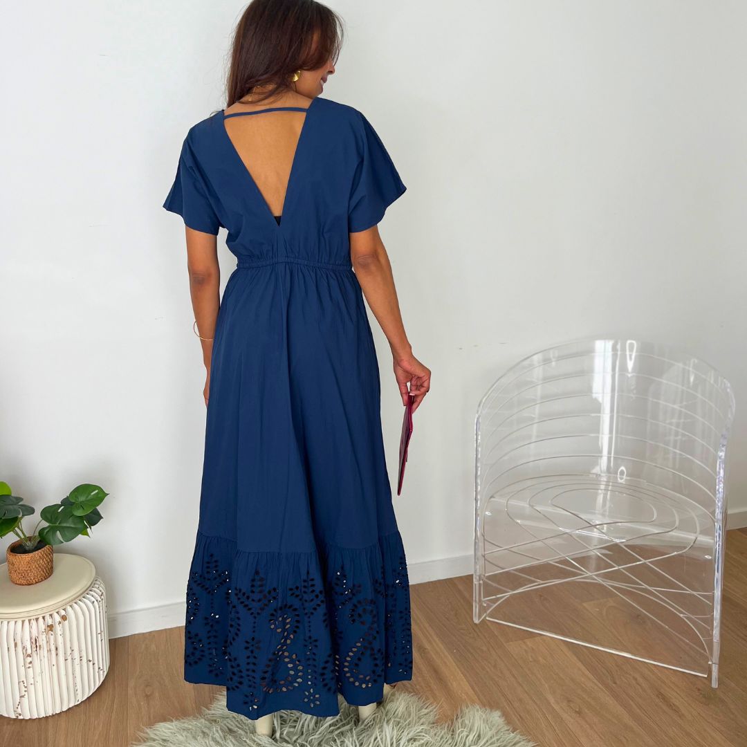 Robe longue à la taille marquée AMÉLIE bleu marine sublimée de broderies anglaises