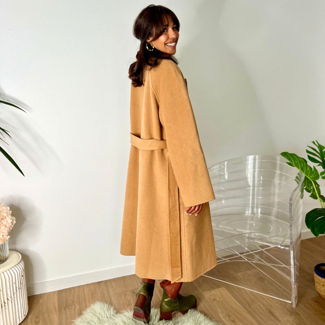 Manteau fait main en laine camel DAVE à la coupe longue et oversize doté d'une ceinture à nouer