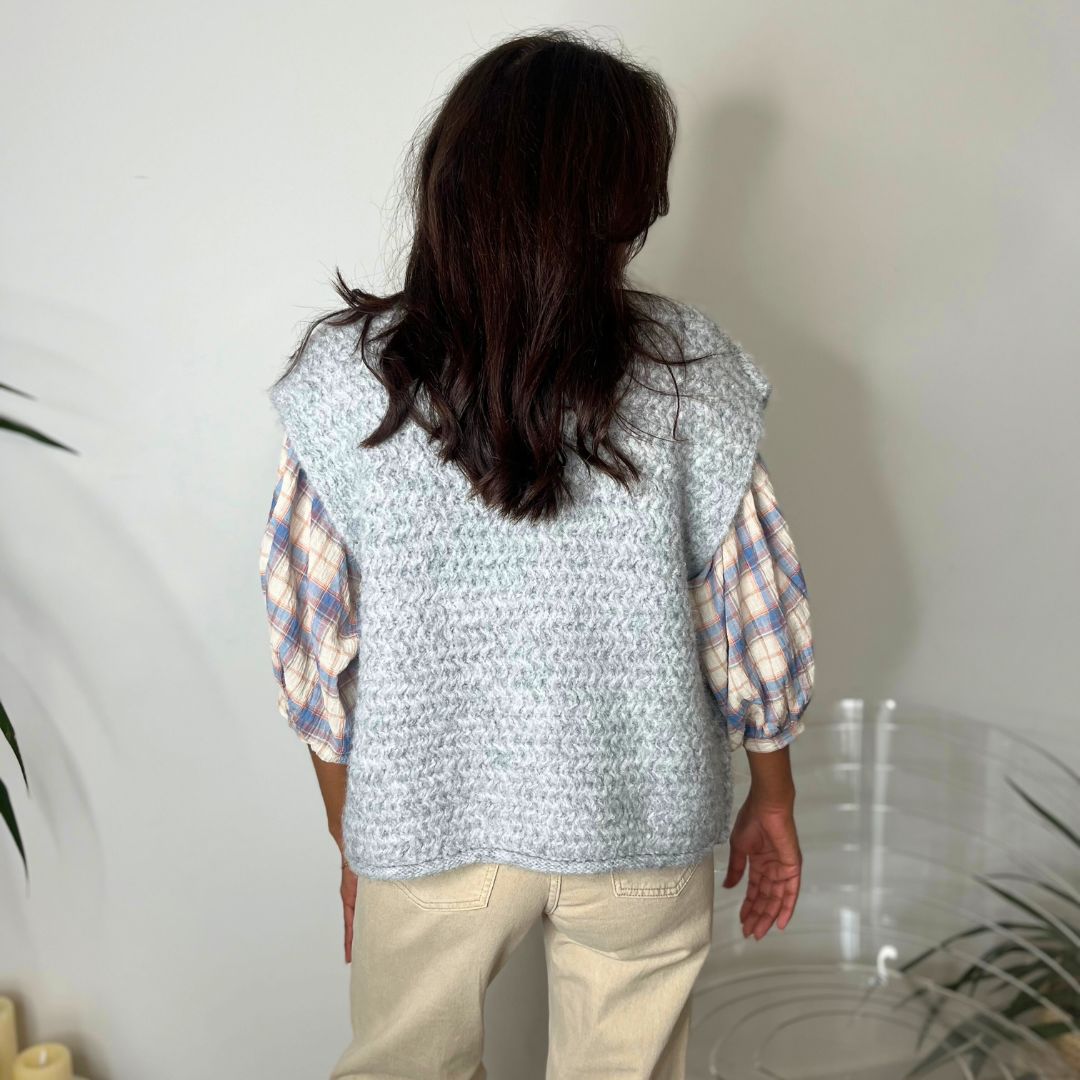 Gilet sans-manches LUCILE gris doté de boutons dorés à la forme irrégulière