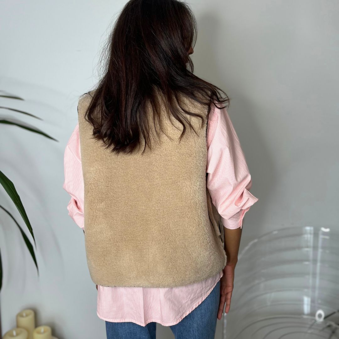 Gilet sans-manches THEA kaki réversible doté d'un côté effet daim et d'un côté moumoute