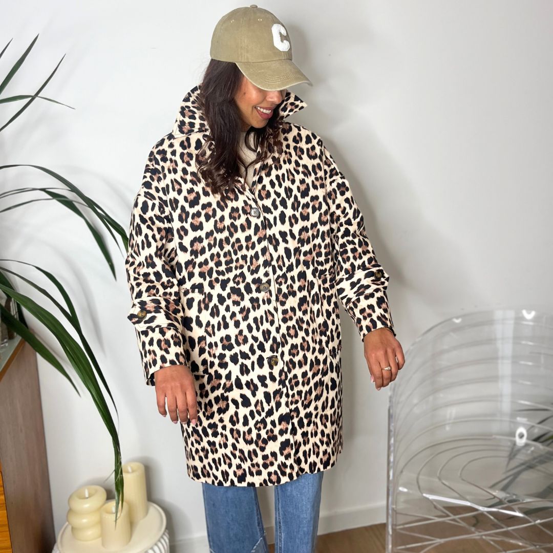 Veste style trench léopard JULIA beige à la coupe oversize et à la longueur midi