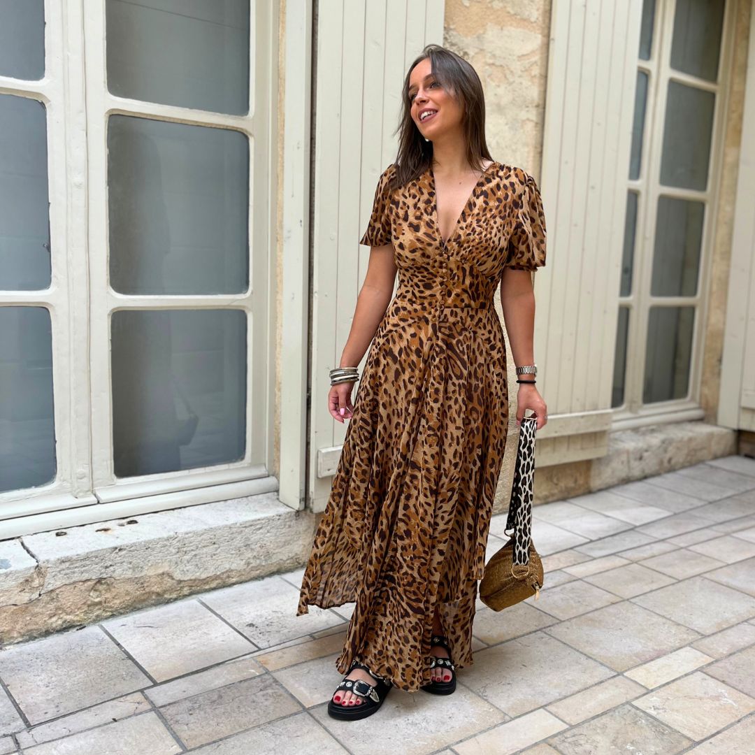 Robe longue léopard MÉLISSA à la taille marquée joliment décorée de boutons