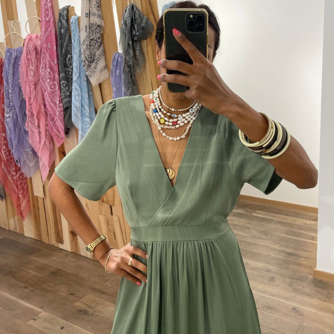 Robe longue au tissu satiné AKITA kaki dotée d'un col V effet cache-coeur
