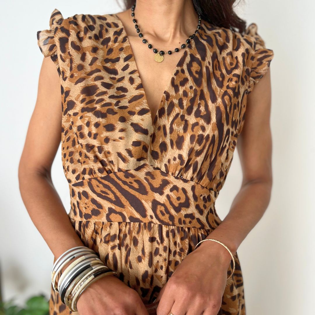 Robe longue sans-manches ALIAH au motif léopard et dotée d'un joli col V