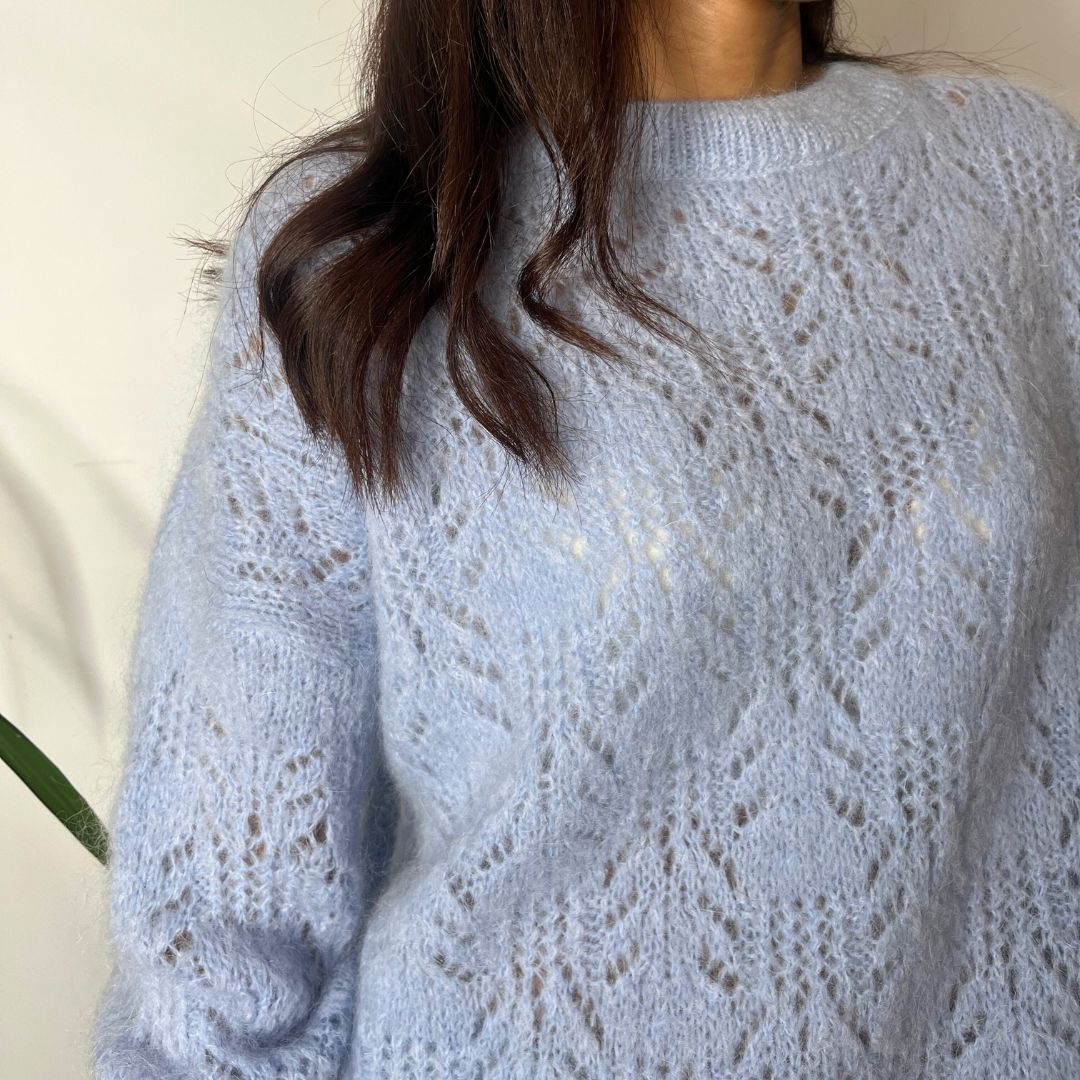 Pull oversize en laine et mohair CHANA bleu à la maille ajourée