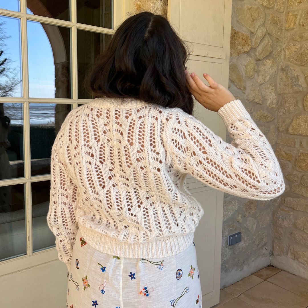 Gilet à la maille ajourée CAMILLE écru parsemé de fleurs