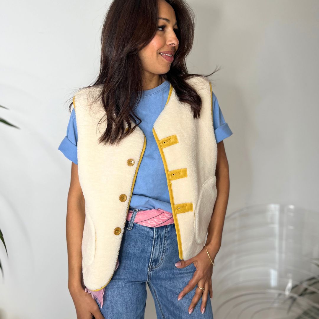 Gilet sans-manches THEA moutarde réversible doté d'un côté effet daim et d'un côté moumoute