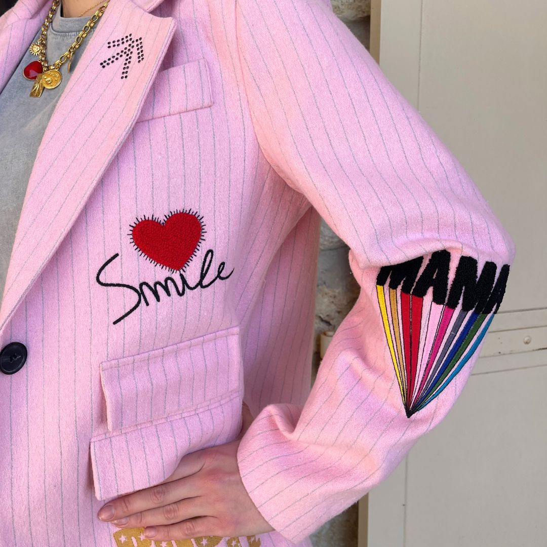 Blazer à rayures composé de laine ANNIE rose orné de diverses broderies multicolores