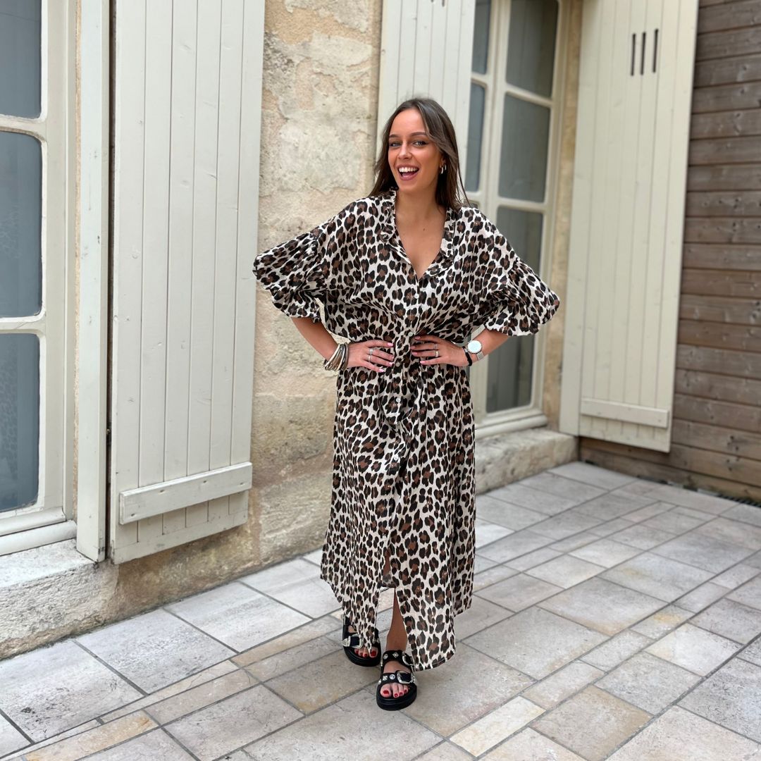Robe chemise léopard SAVANE claire dotée d'une coupe longue et de manches courtes bouffantes