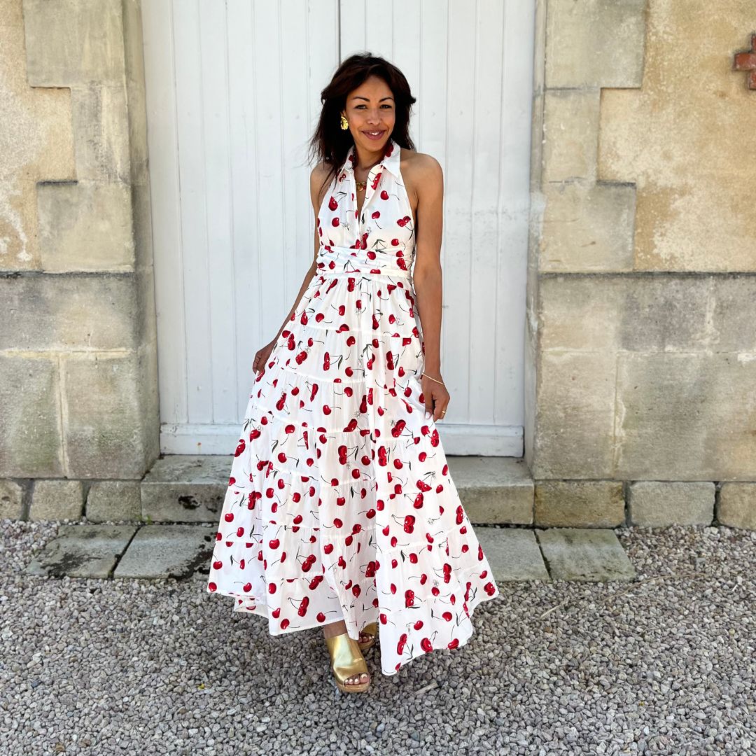 Robe longue dos-nu à col chemise LUCIENDA aux motifs cerises et ornée de détails bijoux