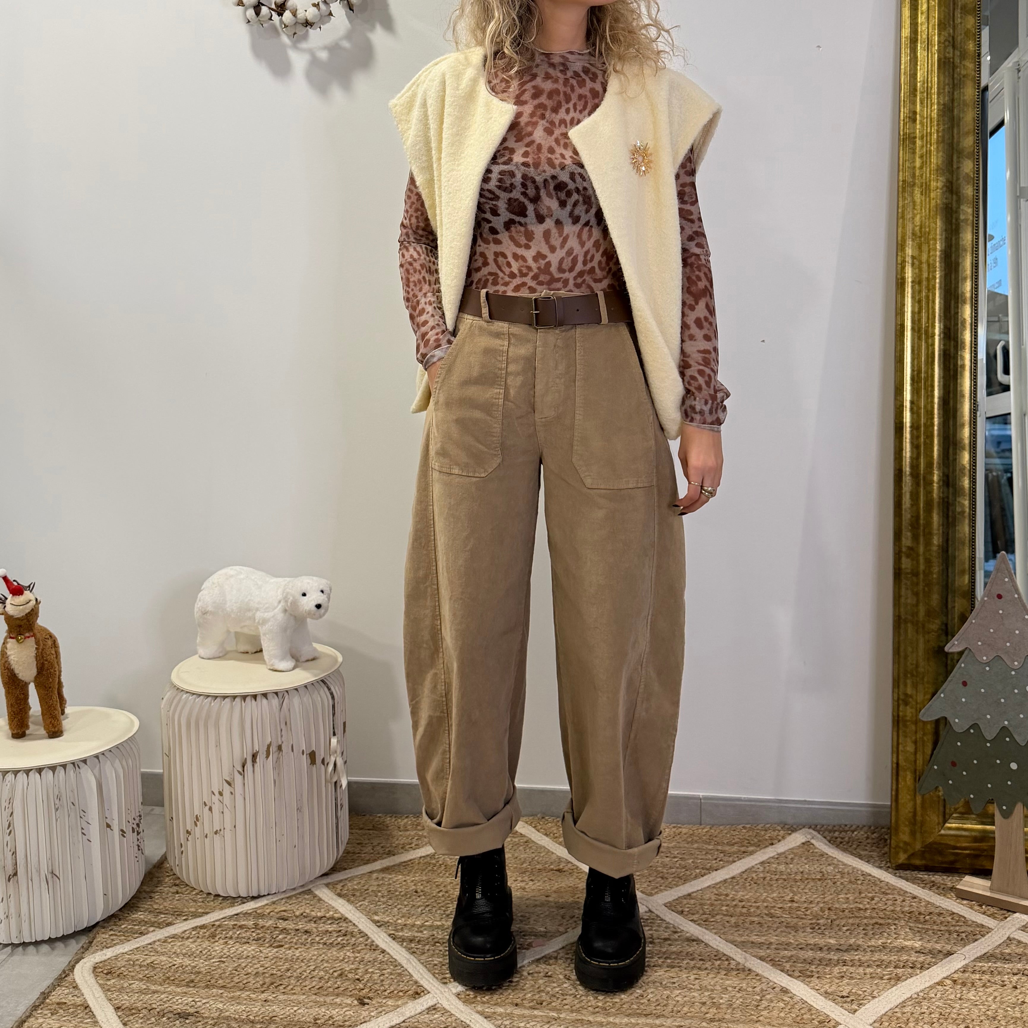 Pantalon LOUNA en coton velours côtelé rose poudré à la coupe barrel