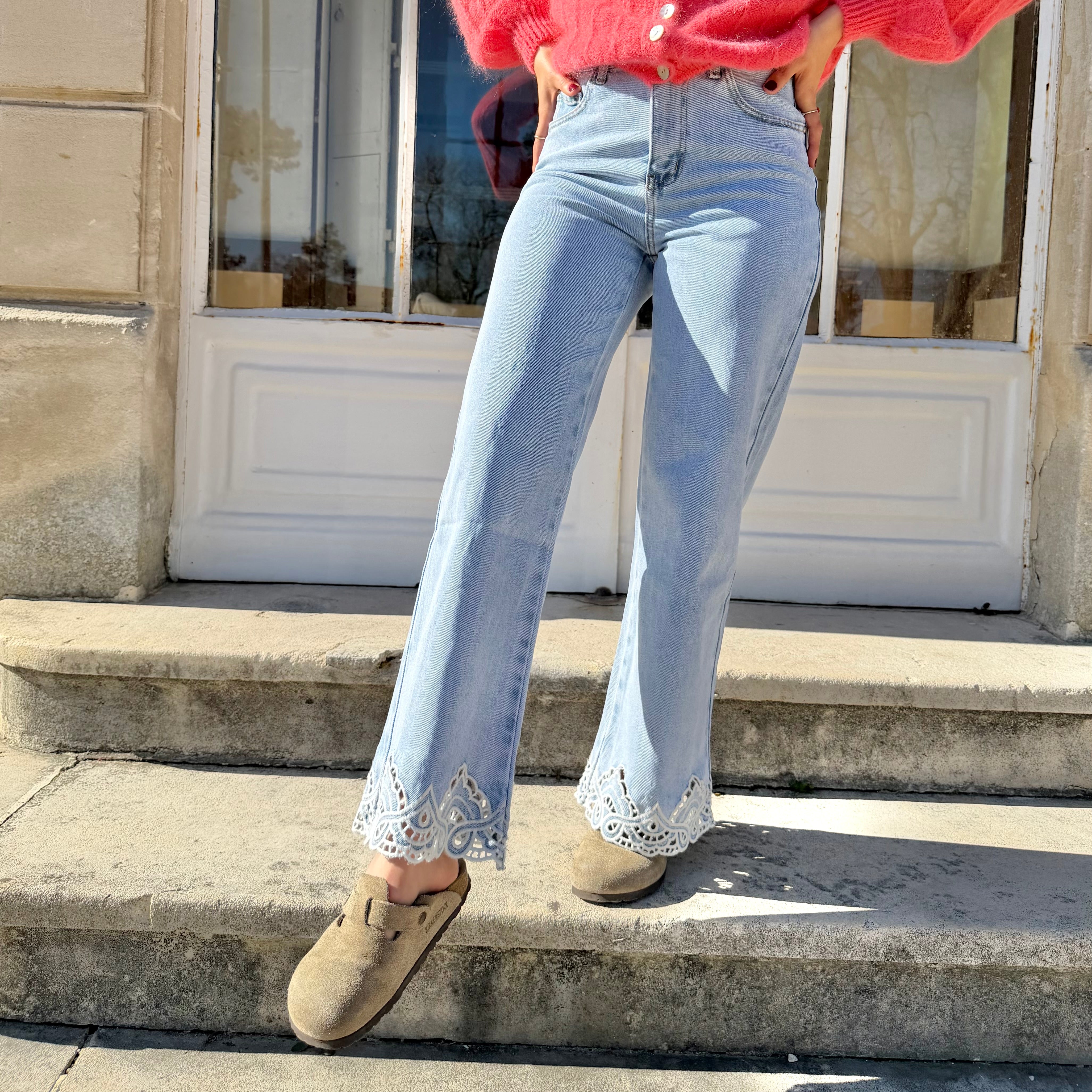 Jean wide NOLA bleu clair, taille haute, broderie bas de jambe