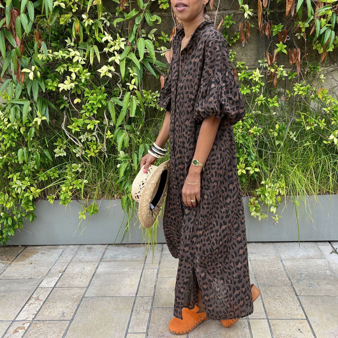 Robe chemise léopard SAVANE foncée dotée d'une coupe longue et de manches courtes bouffantes