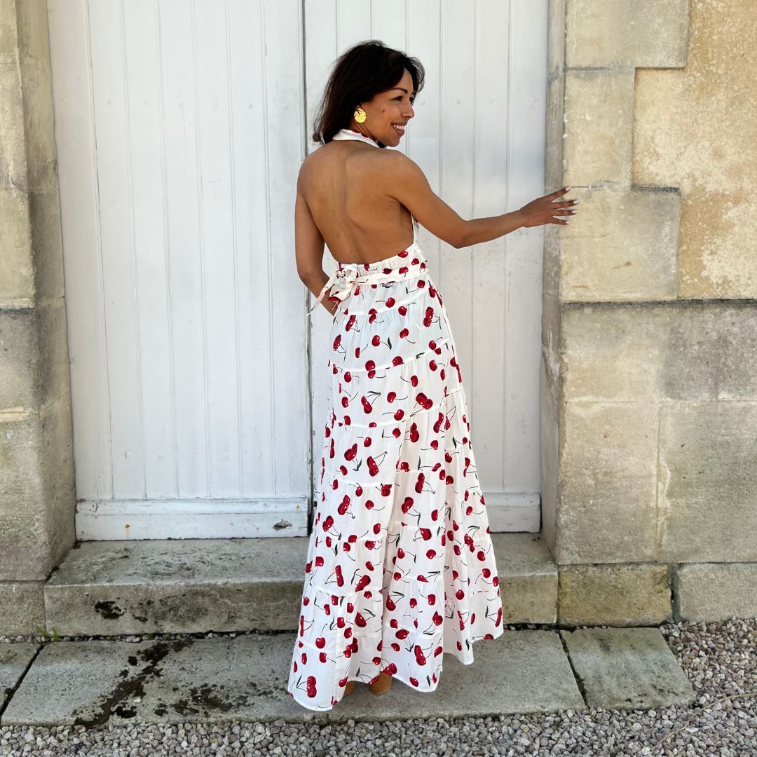Robe longue dos-nu à col chemise LUCIENDA aux motifs cerises et ornée de détails bijoux