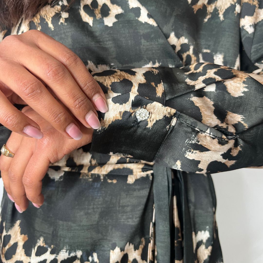 Robe cache-coeur courte à manches longues JORDANE noire ornée d'un motif léopard