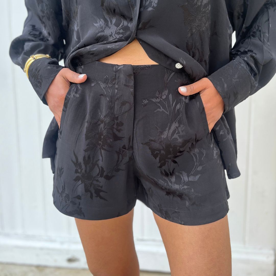 Short court à la coupe fluide LENY noir orné de motifs floraux ton sur ton