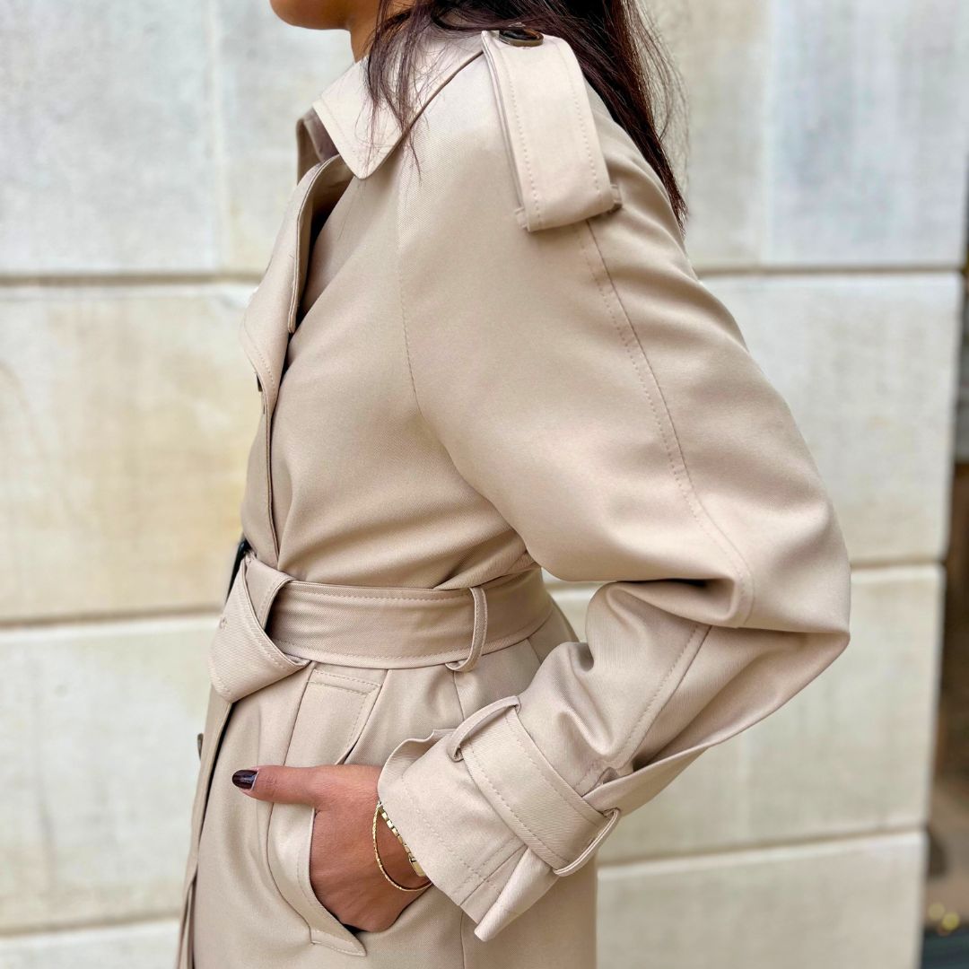 Trench beige à la longueur midi MARLENE agrémenté d'une ceinture
