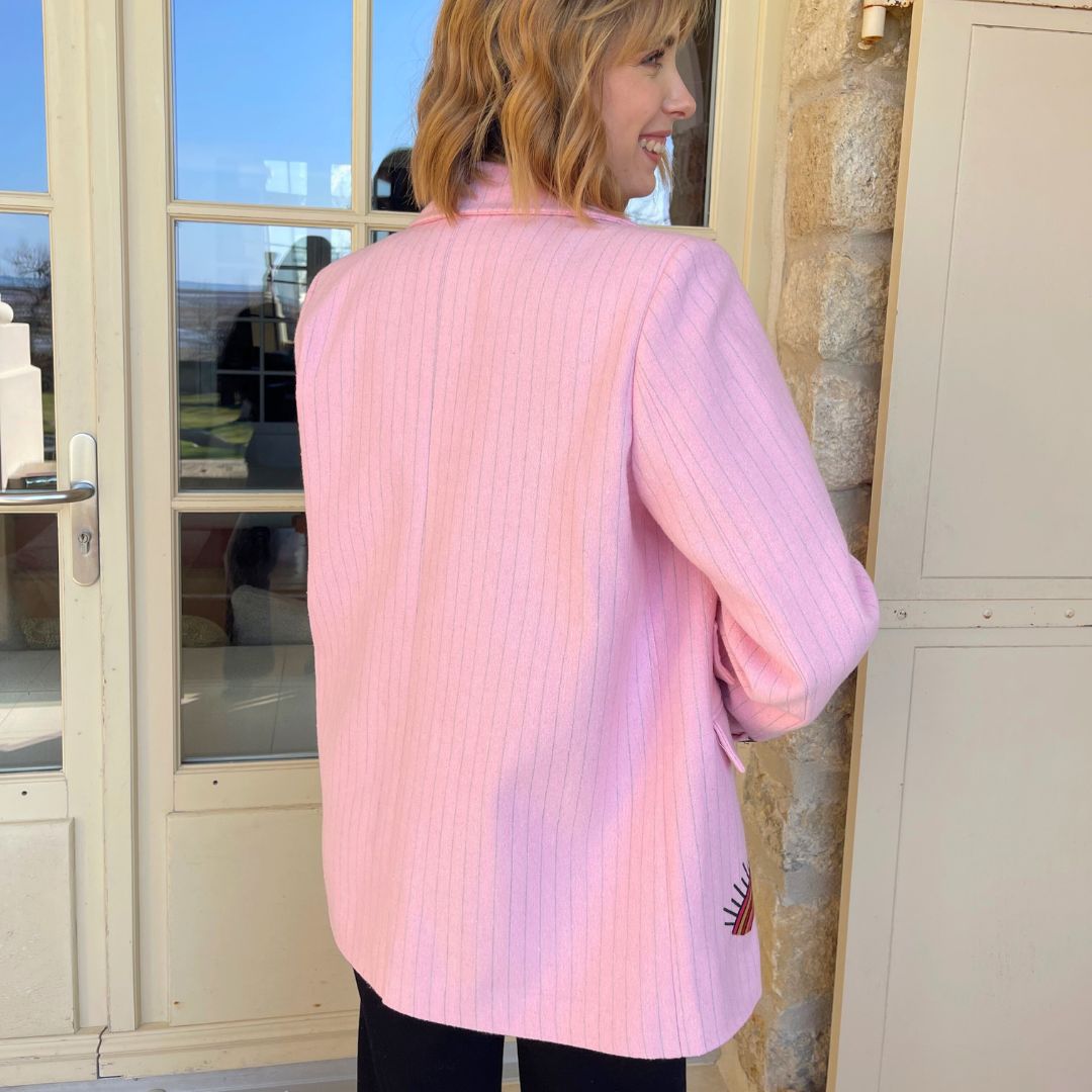 Blazer à rayures composé de laine ANNIE rose orné de diverses broderies multicolores