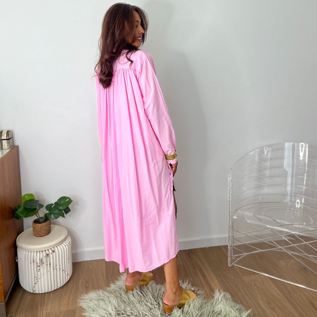 Robe longueur midi à la coupe large JULIE rose dotée de fentes