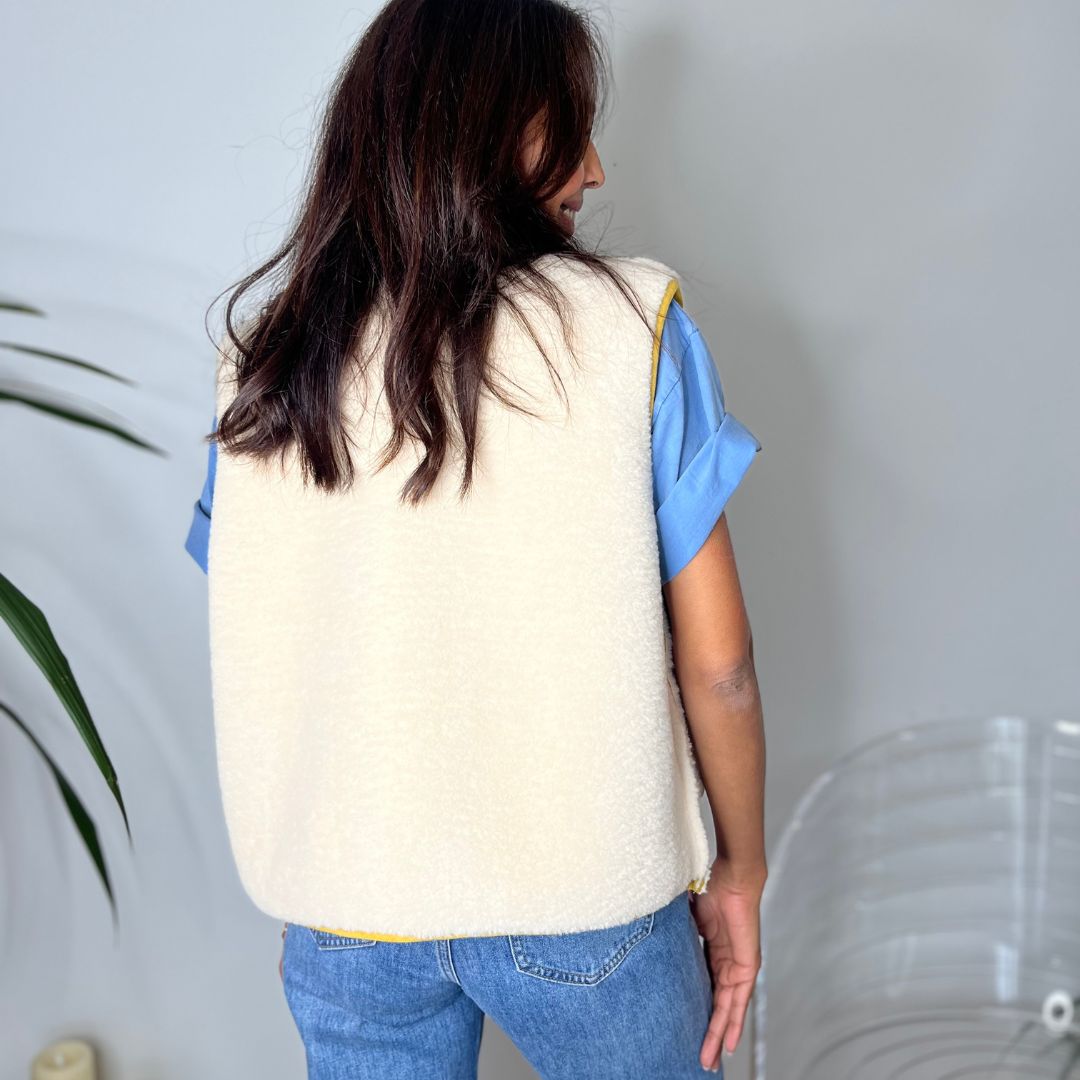 Gilet sans-manches THEA moutarde réversible doté d'un côté effet daim et d'un côté moumoute