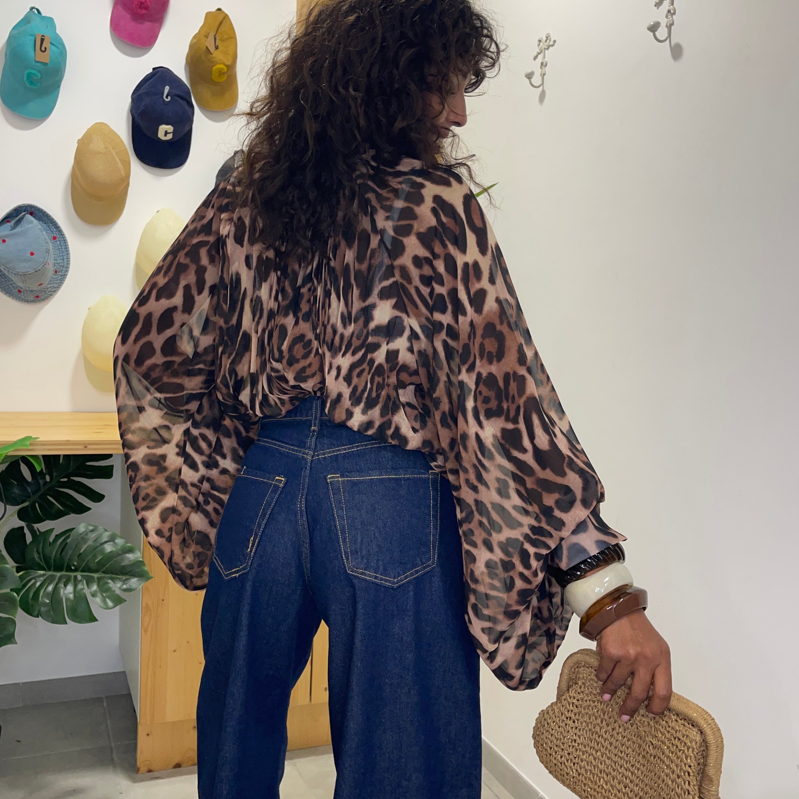 Blouse léopard LAURYN à la coupe fluide et aux manches longues ballons