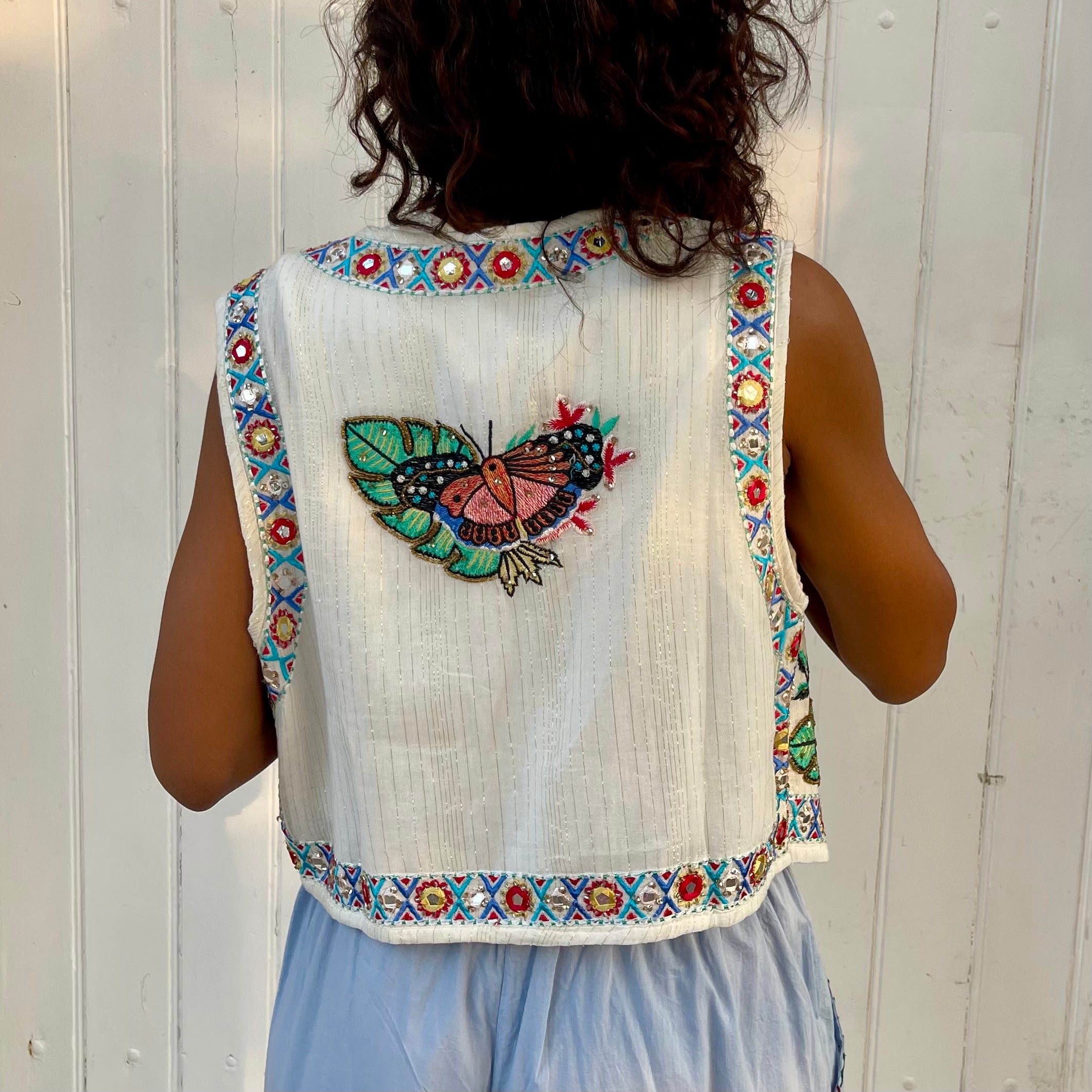 Gilet sans mache court MERO, brodé et coloré
