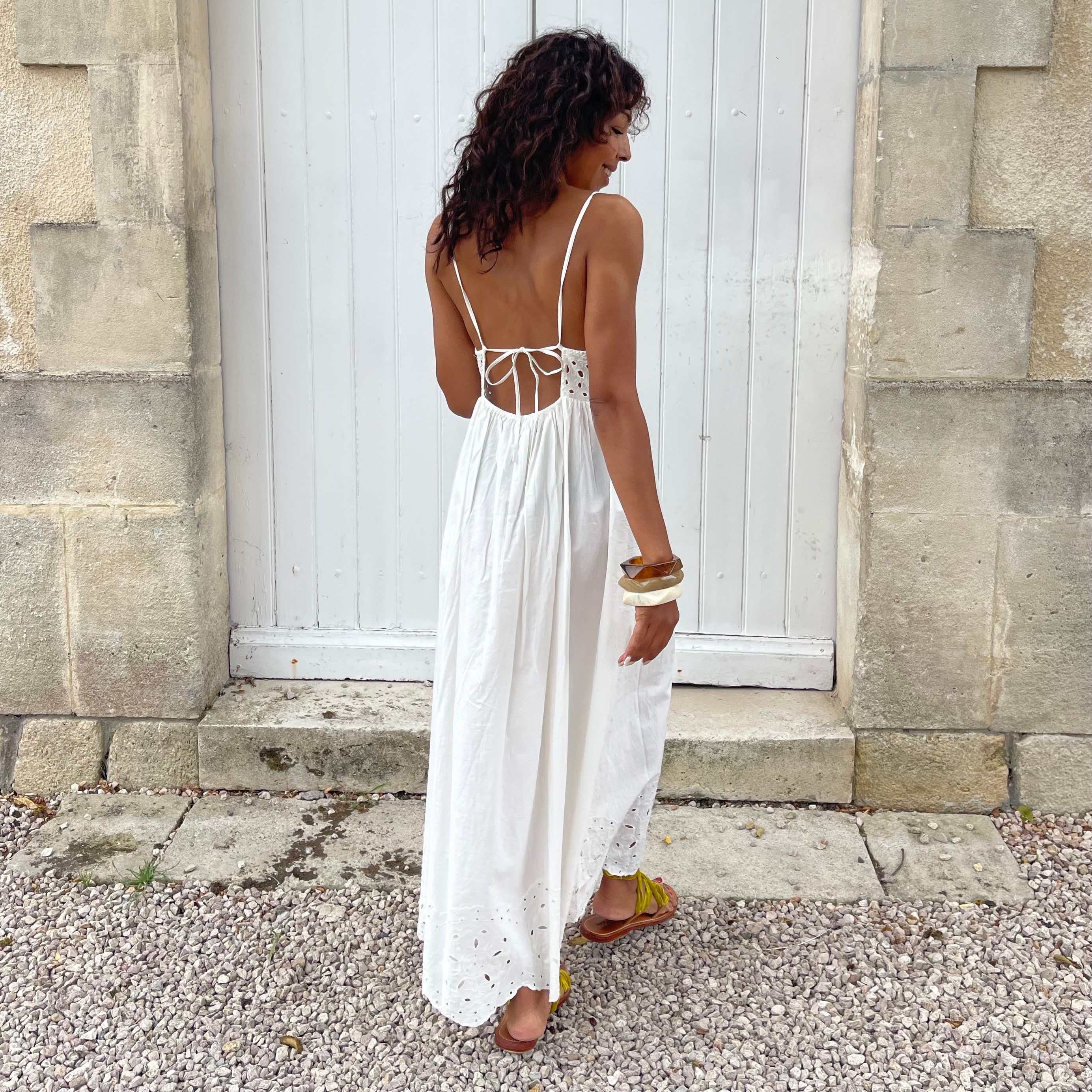 Robe SALMA blanche brodée fluide à fines bretelles en coton