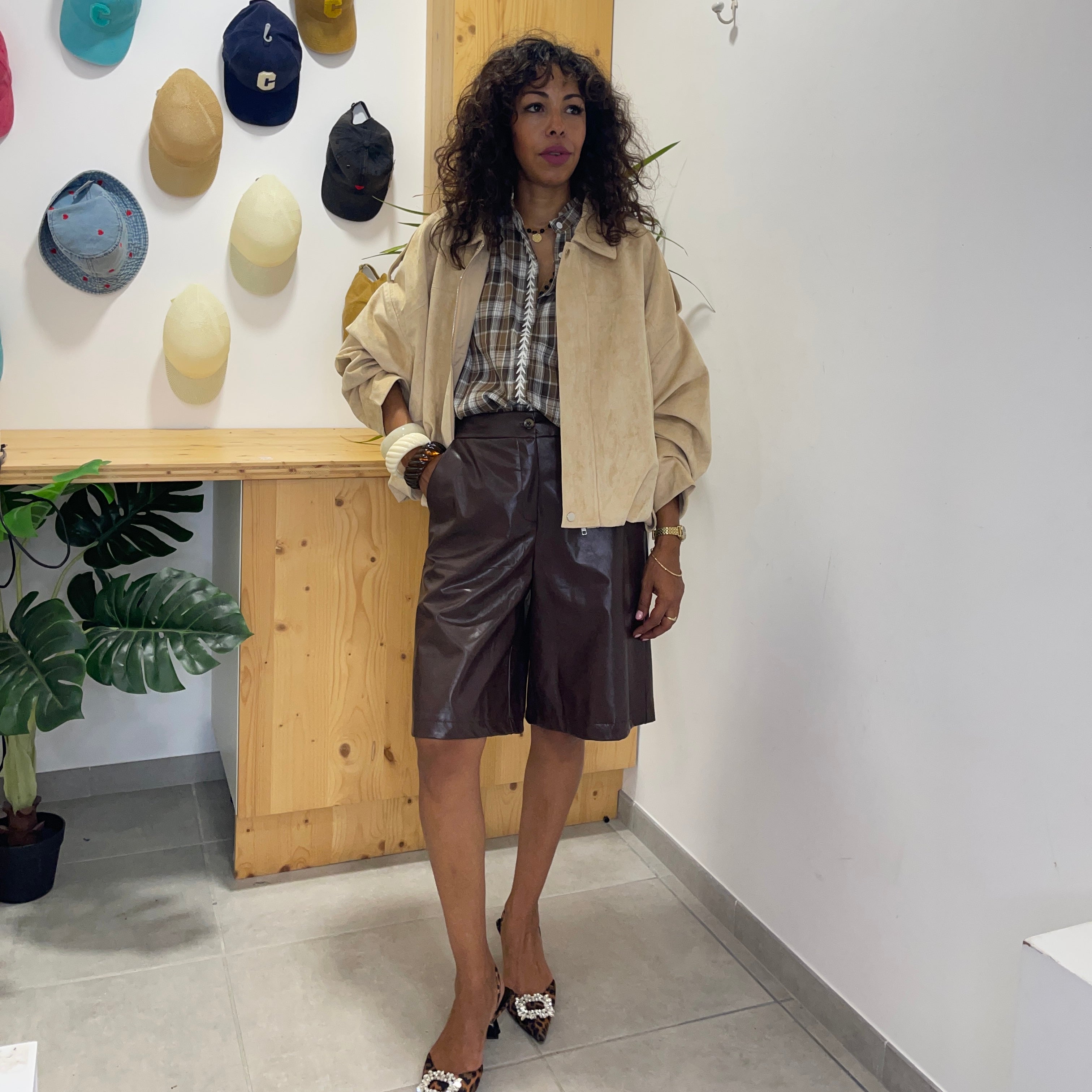 Bermuda IVAR en similicuir marron coupe fluide