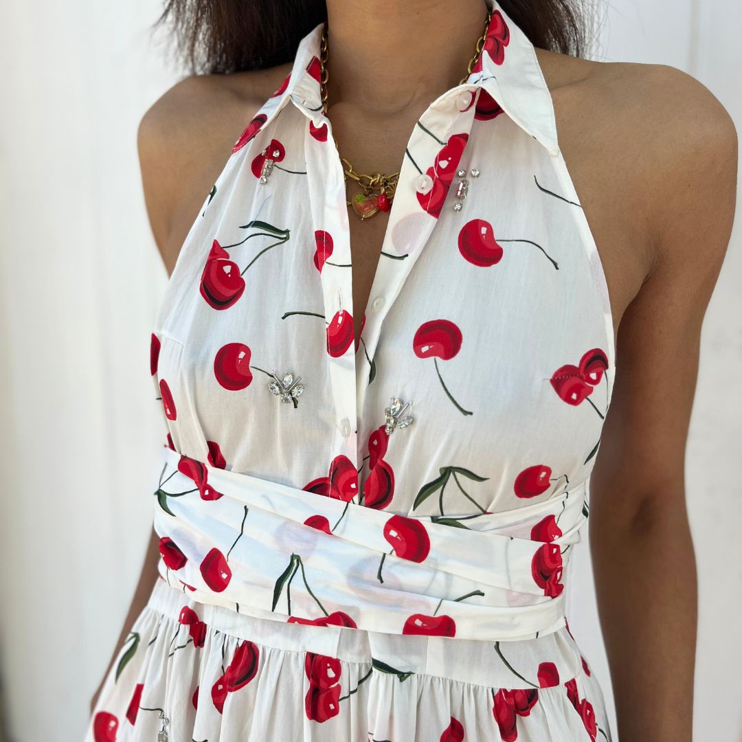 Robe longue dos-nu à col chemise LUCIENDA aux motifs cerises et ornée de détails bijoux