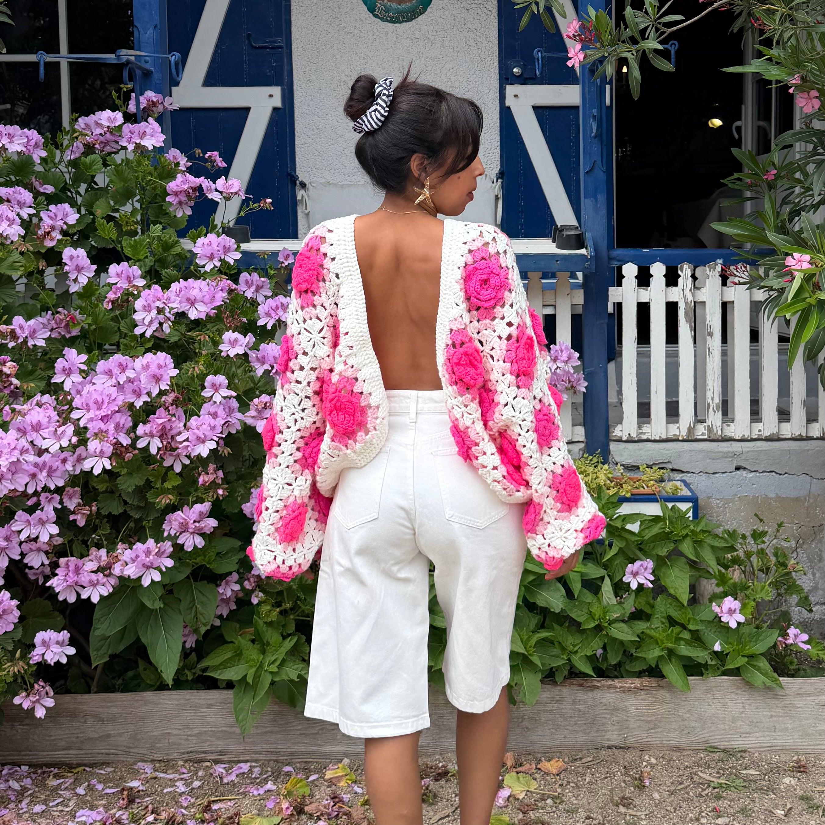 Gilet crochet fleurs ROSE fluo – porté recto/verso
