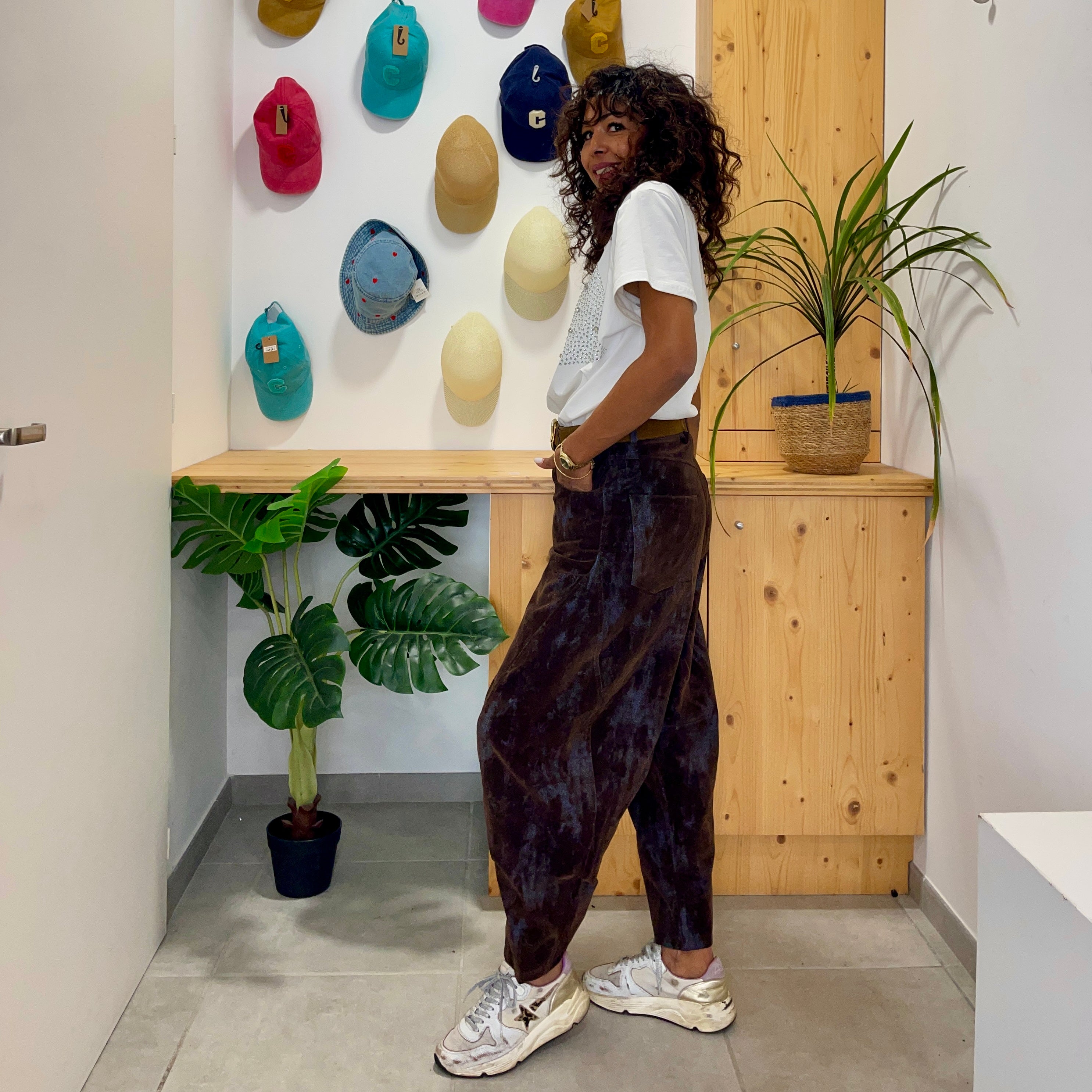 Pantalon marron DALIA effet velours ras délavé à la coupe ballon