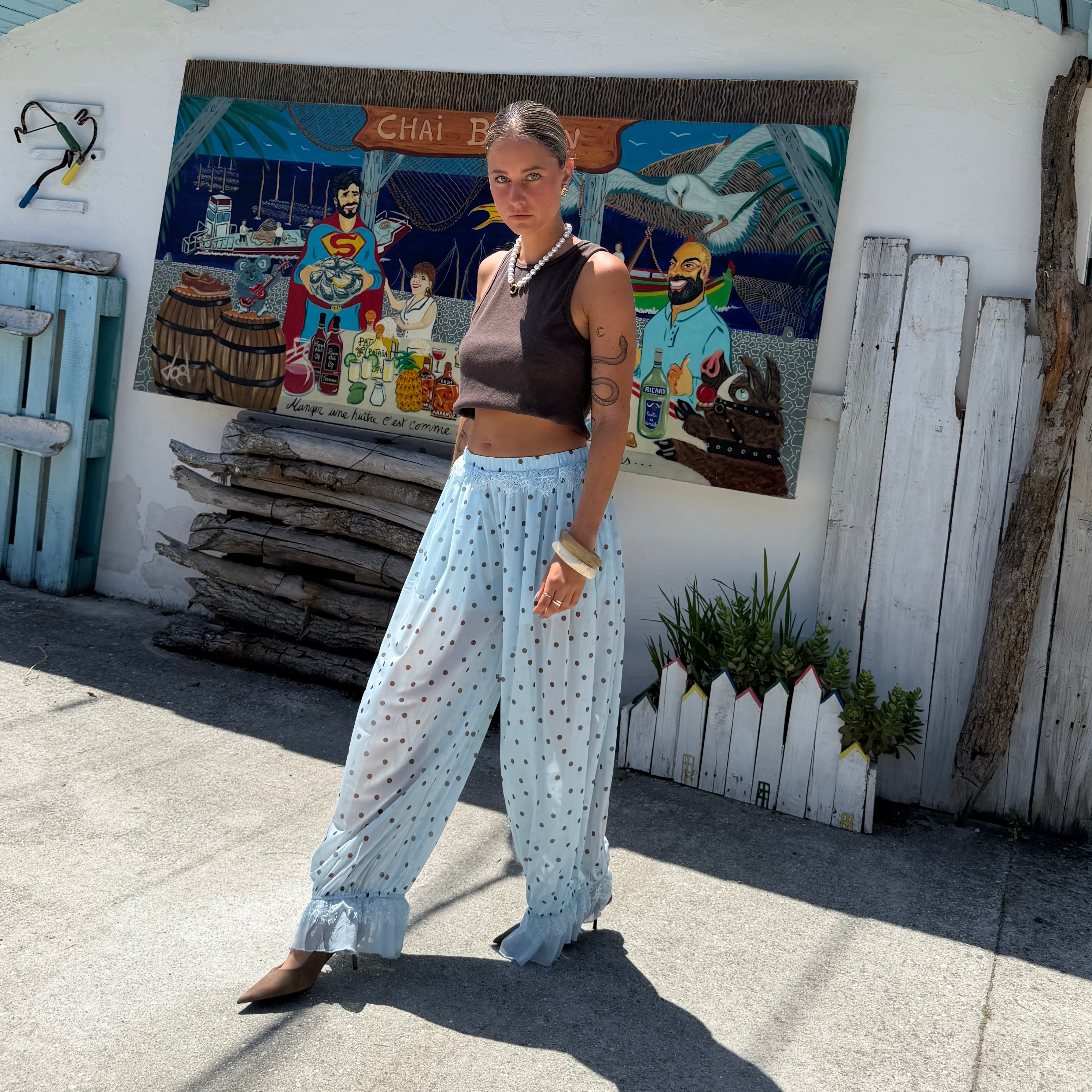 Pantalon VOILE bleu à pois forme boule détails dentelle