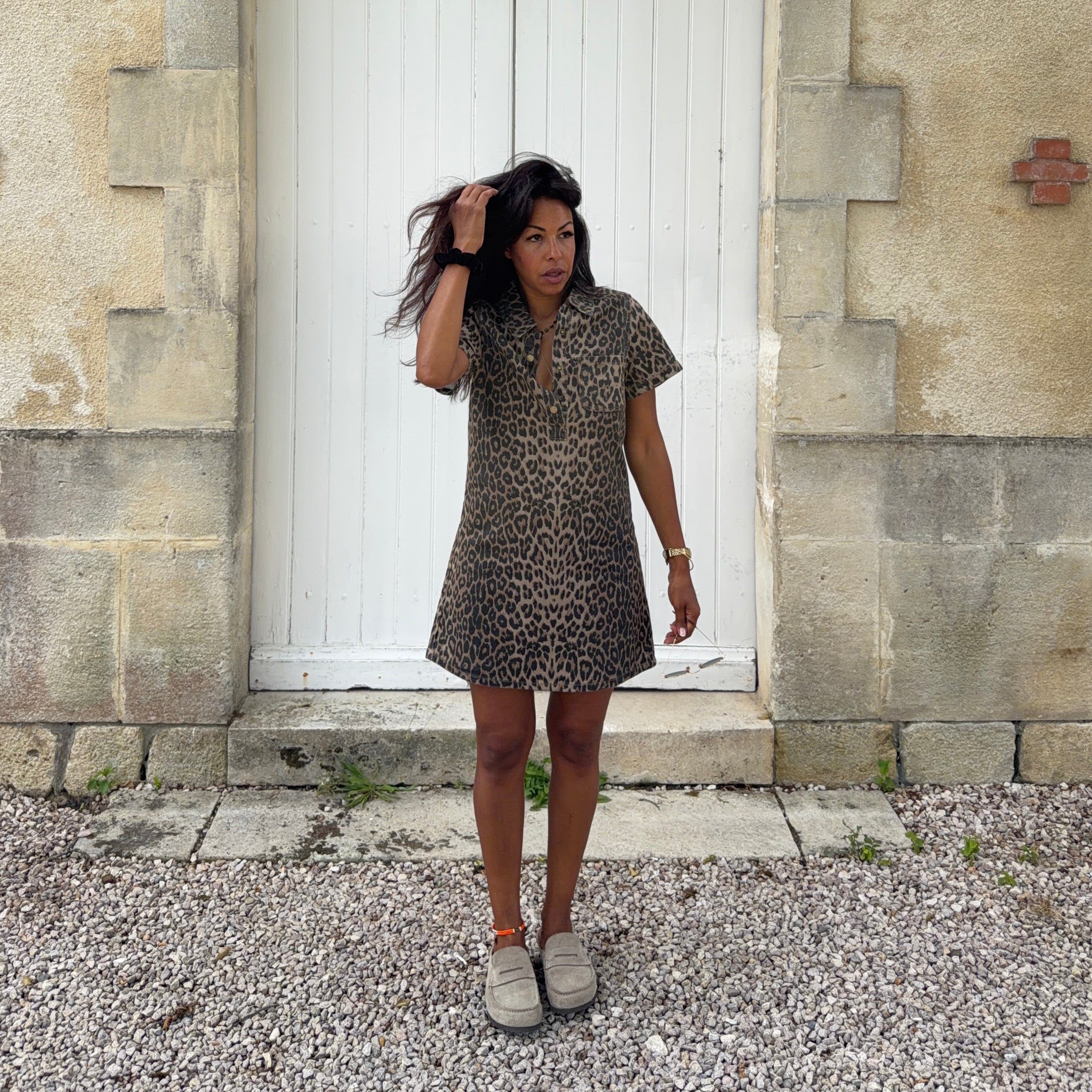 Robe courte en jean LOUANE, motif léopard