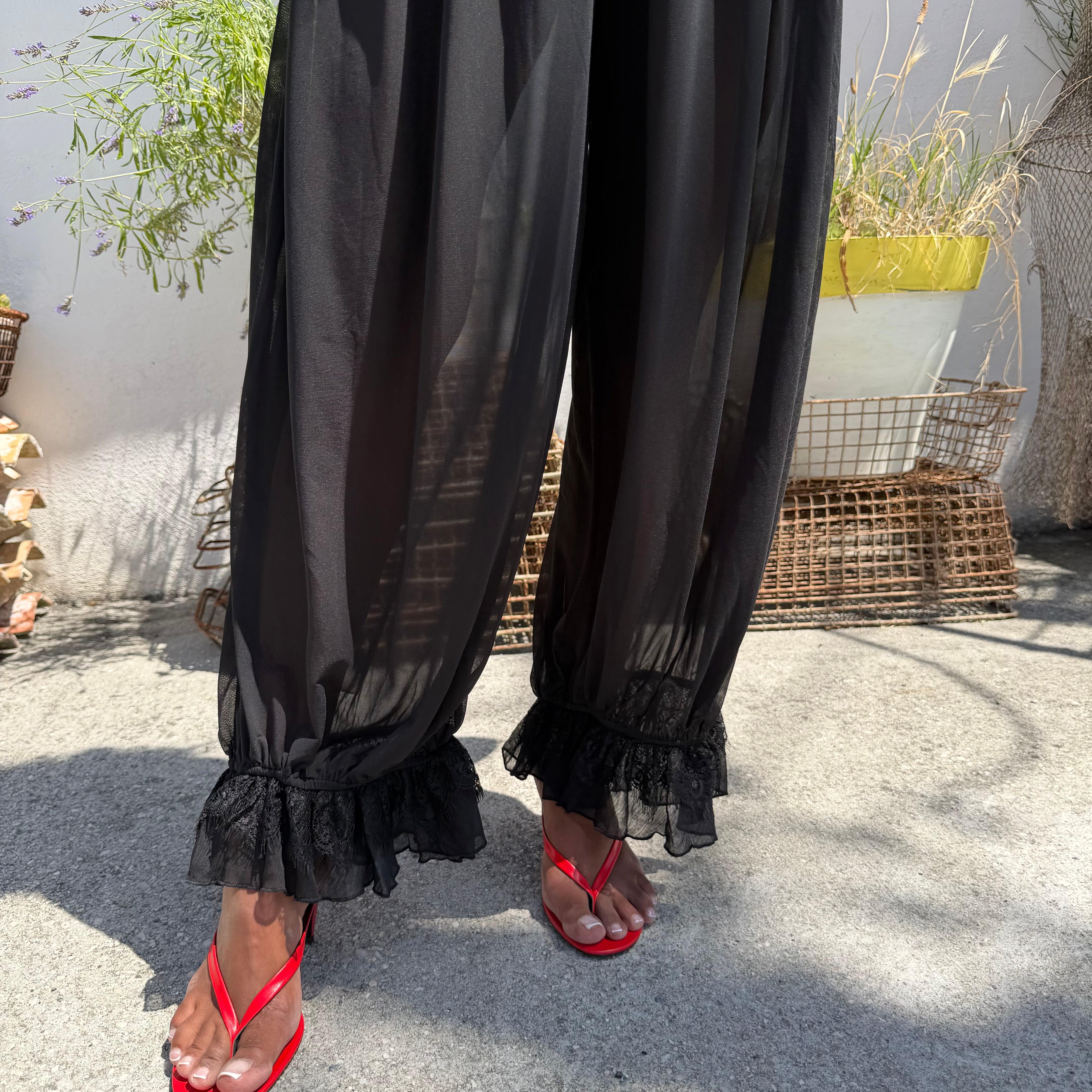 Pantalon VOILE noir forme boule détails dentelle