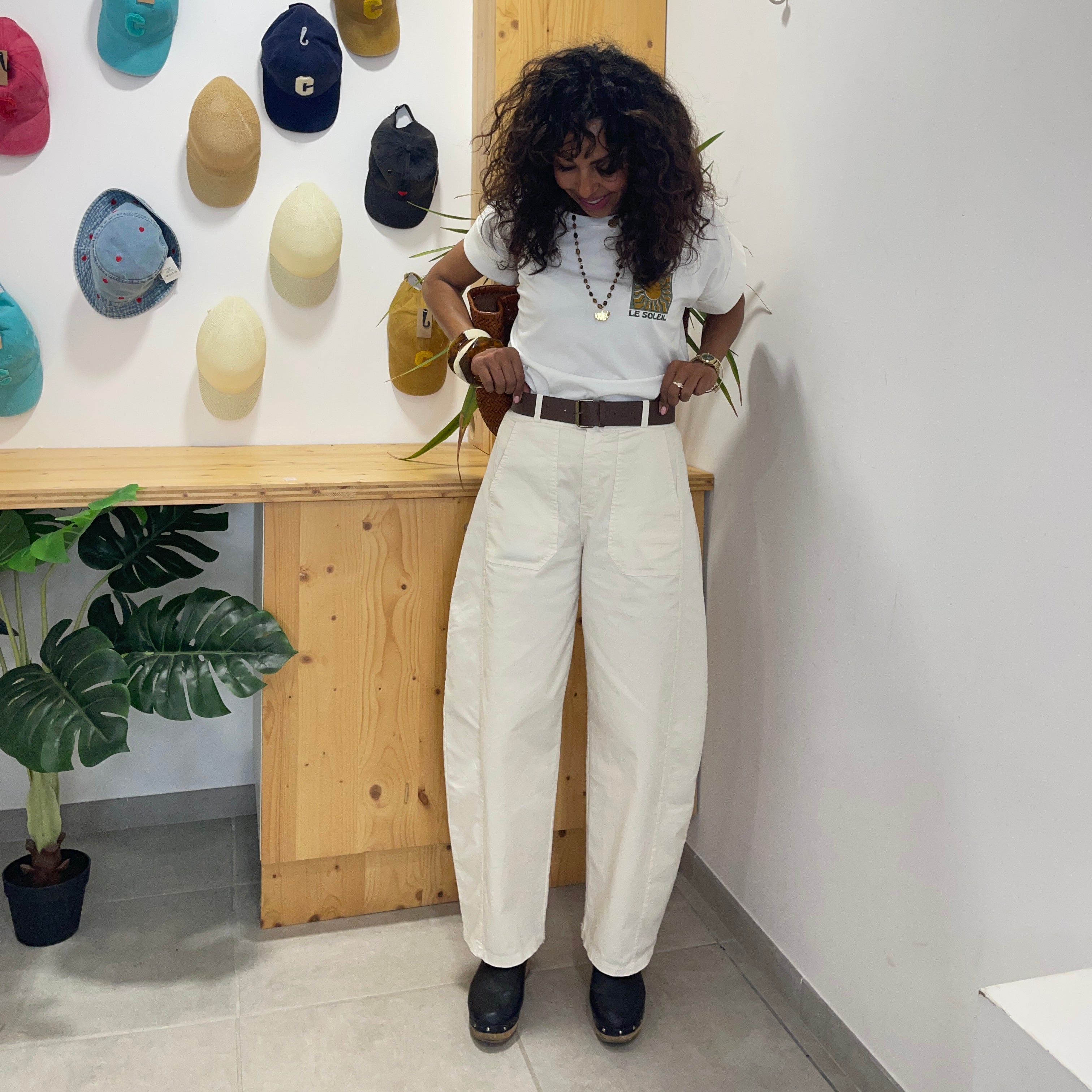 Pantalon LOUNA en coton écru à la coupe barrel